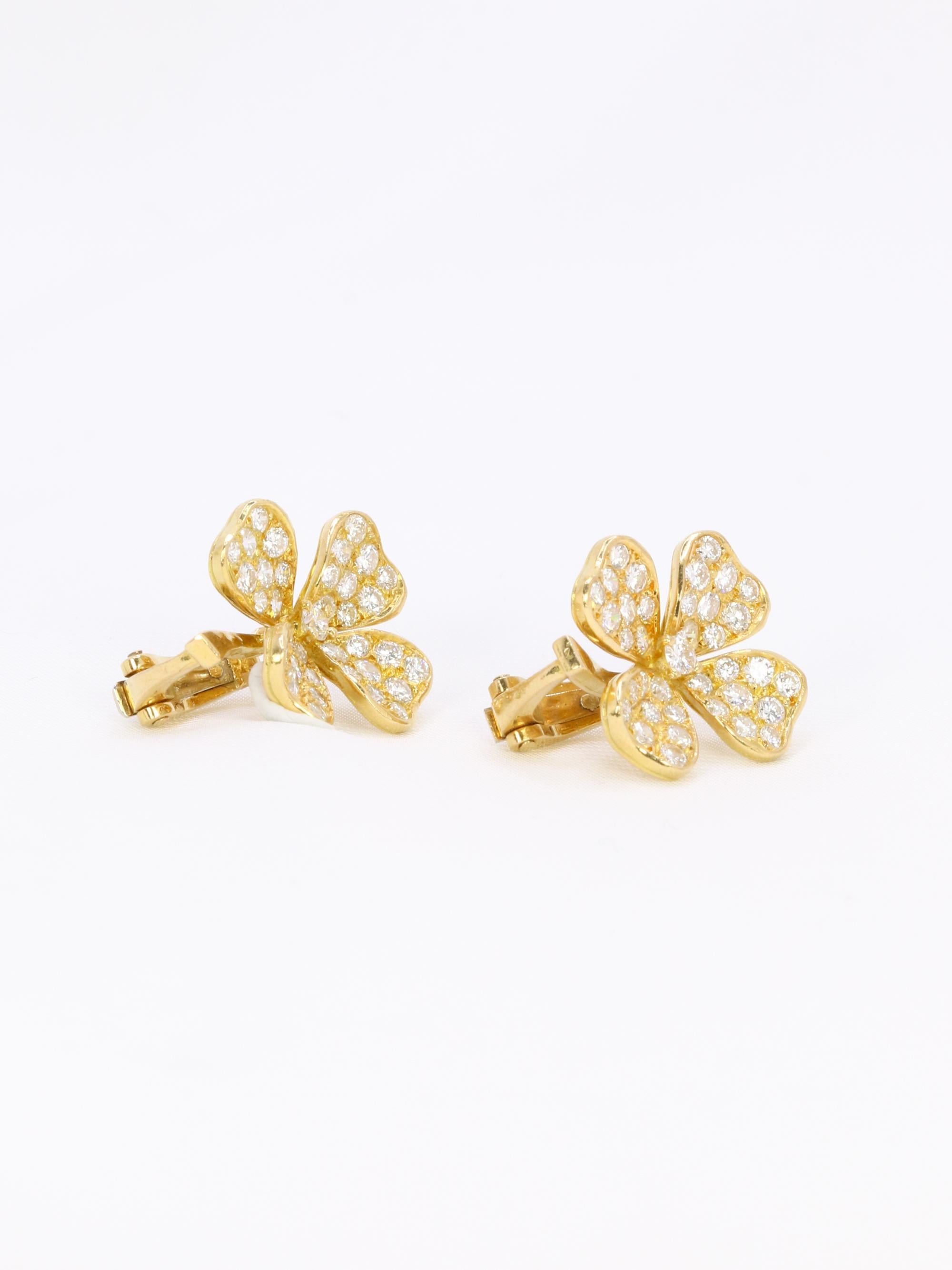 Boucles d'oreilles trèfle en or jaune avec diamants FRED en vente 2