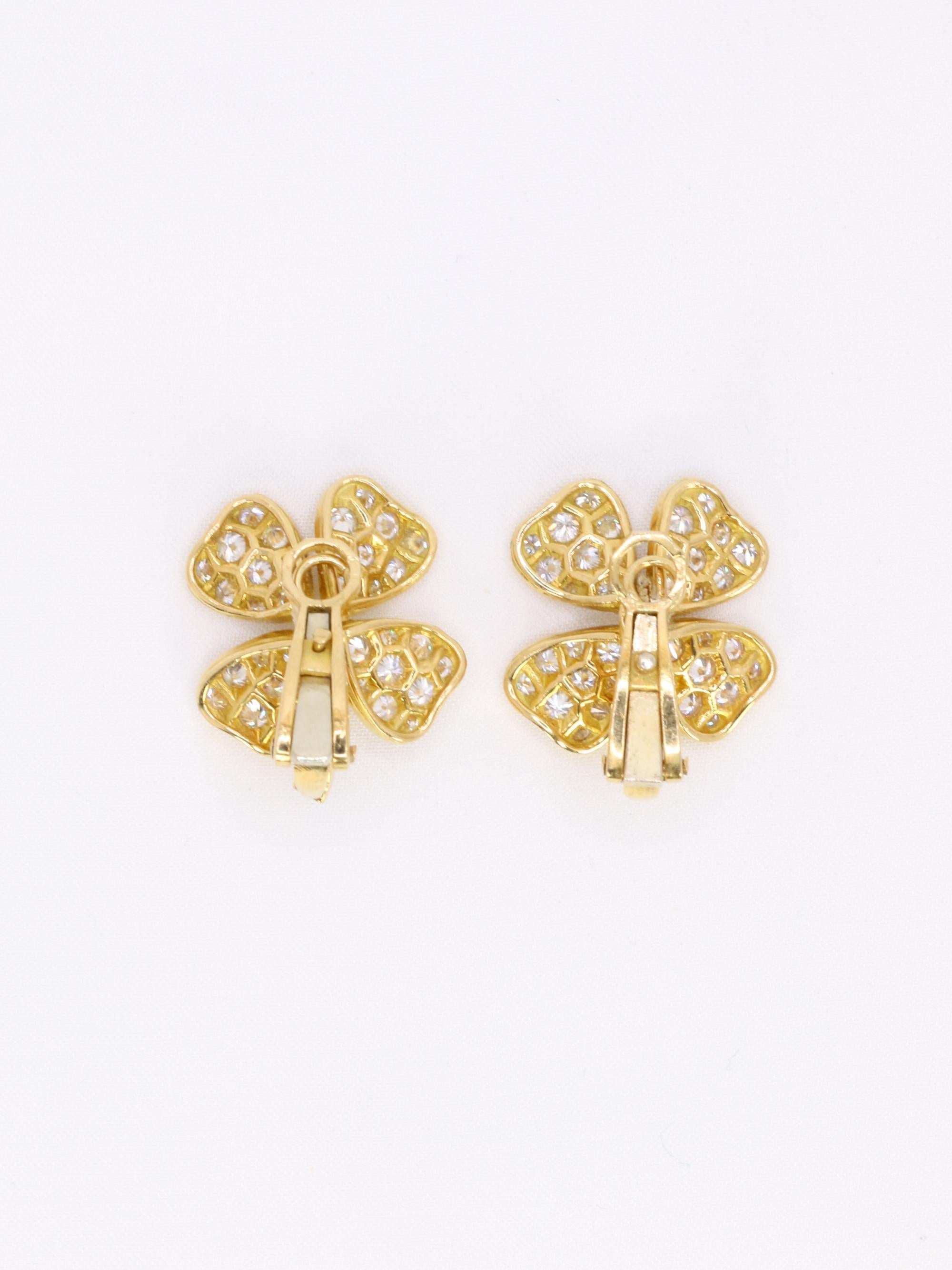 Taille ronde Boucles d'oreilles trèfle en or jaune avec diamants FRED en vente