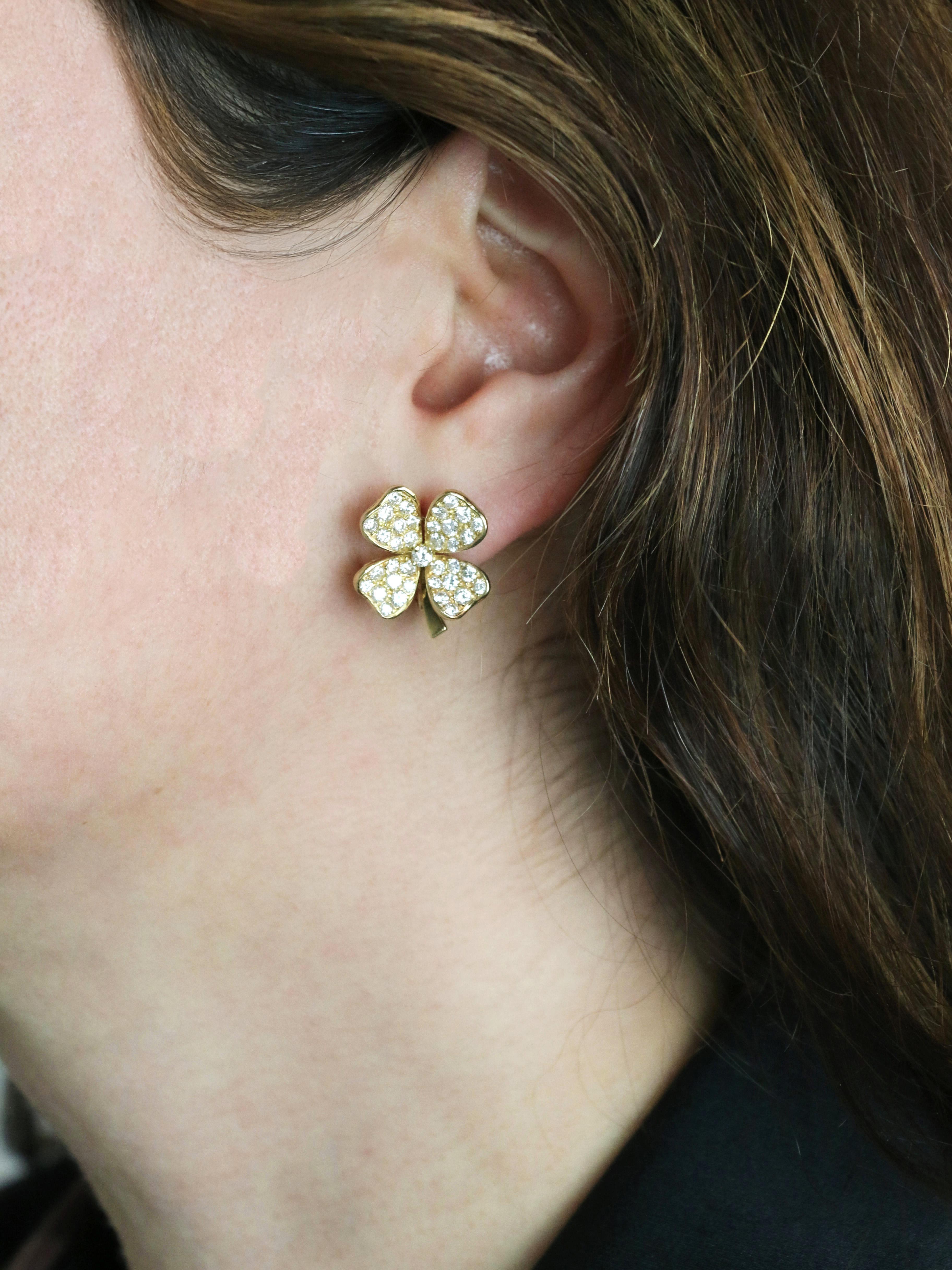 Boucles d'oreilles Vintage Fred Clover en or et diamants

FRED - Paire de boucles d'oreilles clips en or 18k (750/1000), chacune représentant un trèfle à quatre feuilles pavé de diamants, serti d'un plus gros diamant d'environ 0,10 carats en son