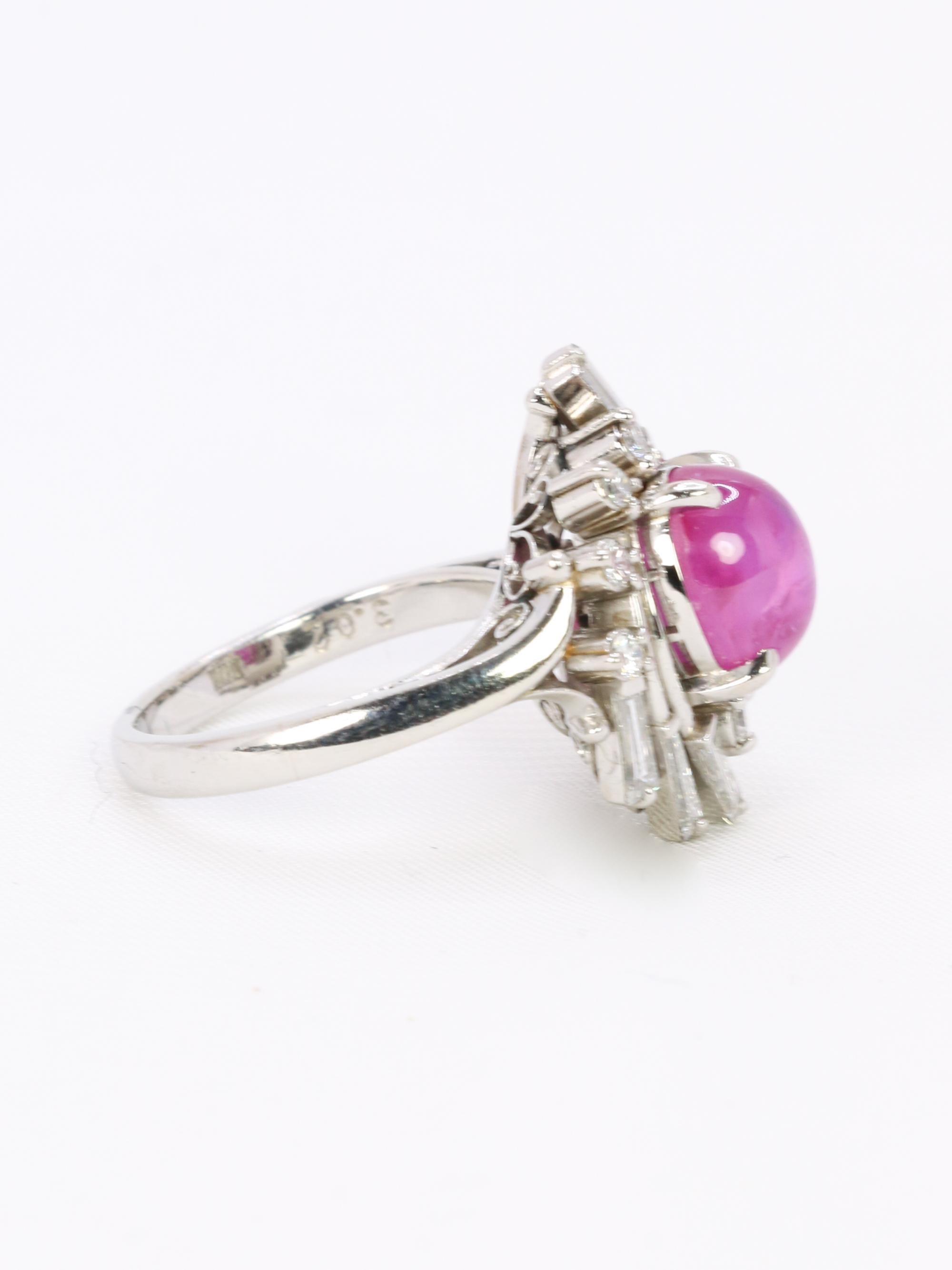 4.31 ct Star ruby and diamond cluster ring In Good Condition For Sale In PARIS, FR