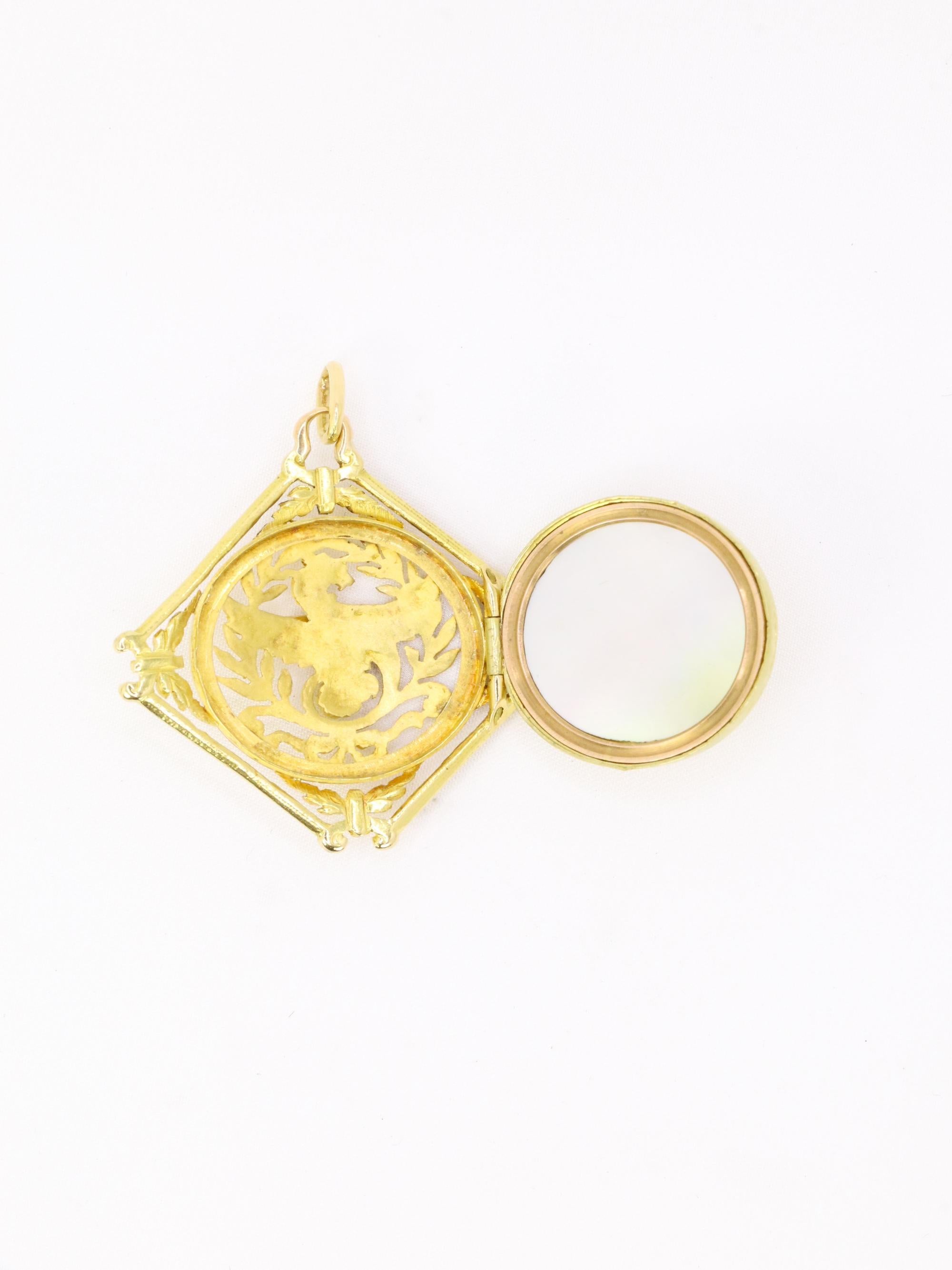 Ciondolo Chimera in oro giallo Art Nouveau in vendita 1