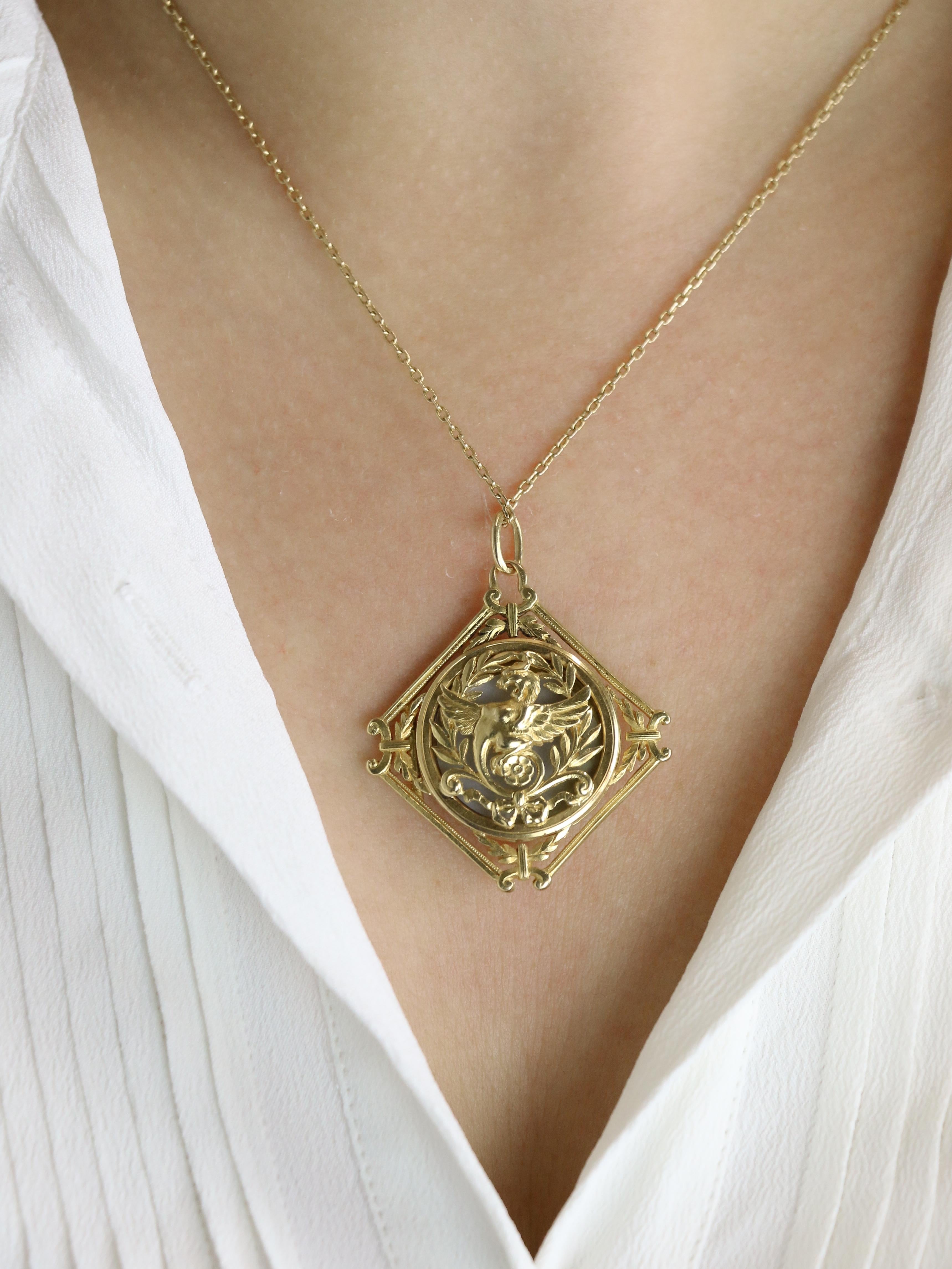 Ciondolo Chimera in oro giallo Art Nouveau in vendita 3