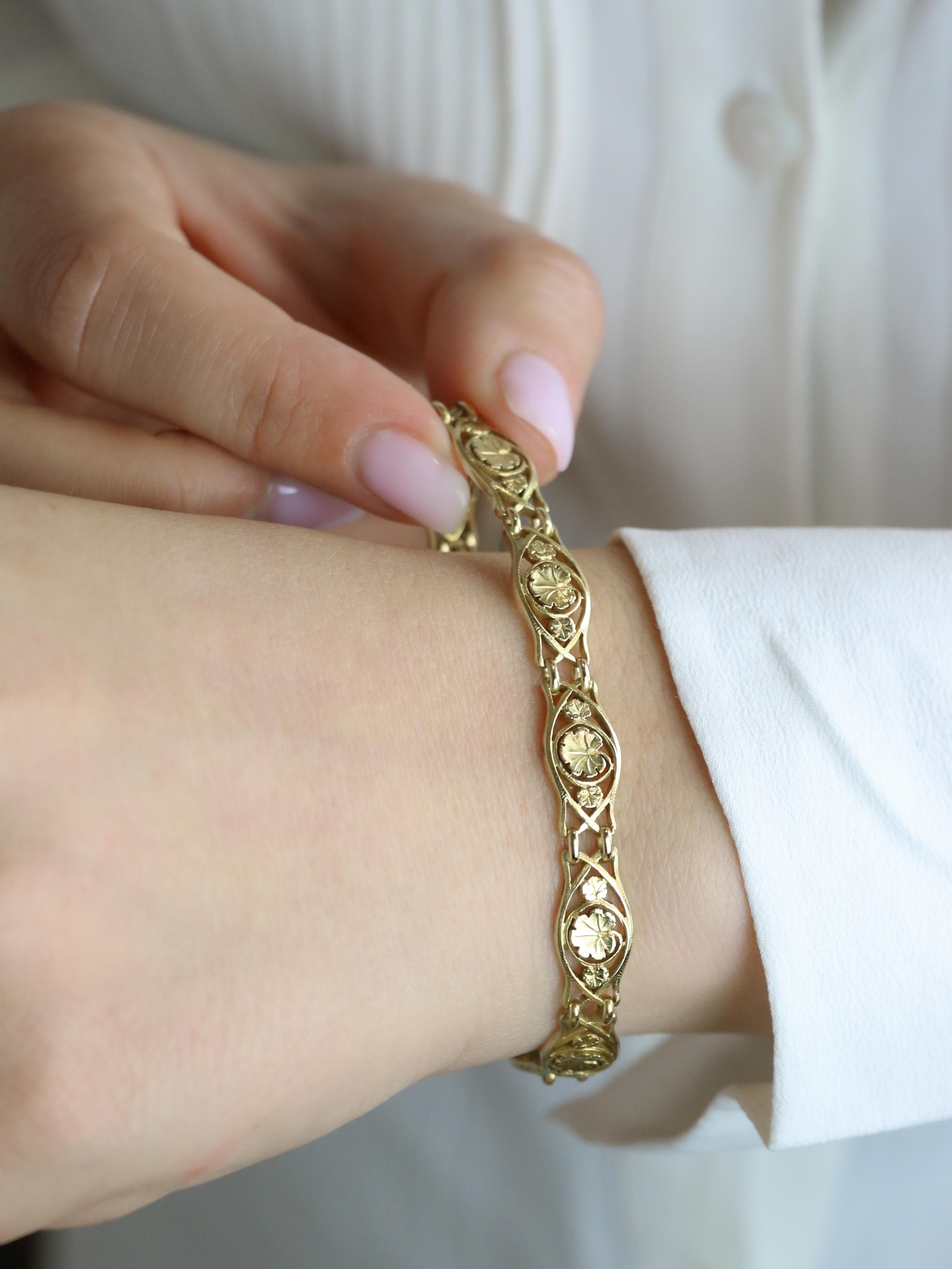 Bracelet Art Nouveau en or jaune

Bracelet Art Nouveau en or 18k (750°/°°) composé de maillons ajourés décorés de fleurs de lierre. Ouvrage français de la période Art nouveau vers 1906. Poinçon tête d'aigle pour l'or 18k et marque de fabricant de