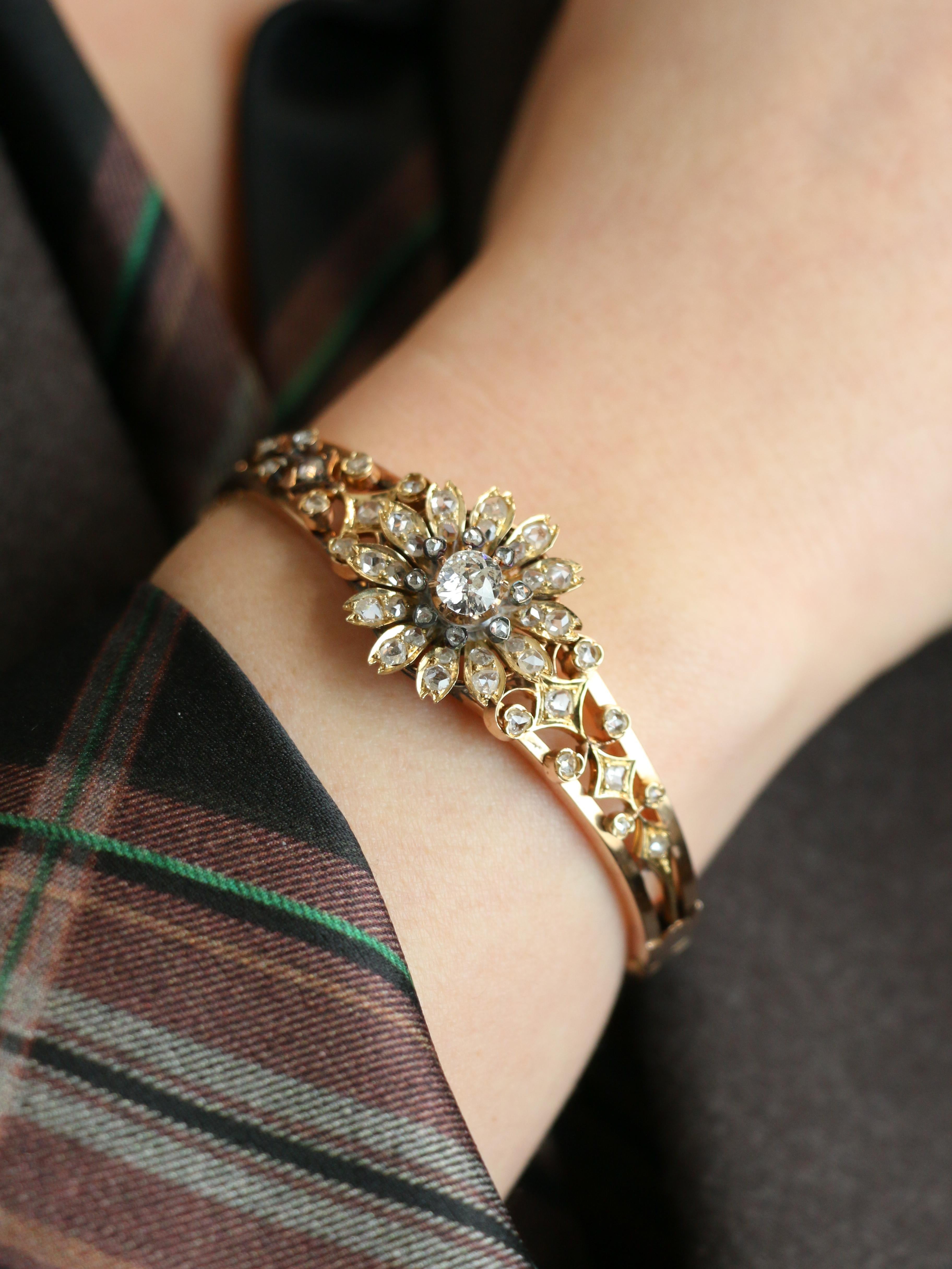 Napoléon III - Bracelet victorien en or rose 18k (750°/°°) et argent composé d'un double bracelet au centre duquel se trouve une fleur mobile. Les pétales sont sertis de diamants taillés en rose et centrés sur un diamant taillé dans une ancienne