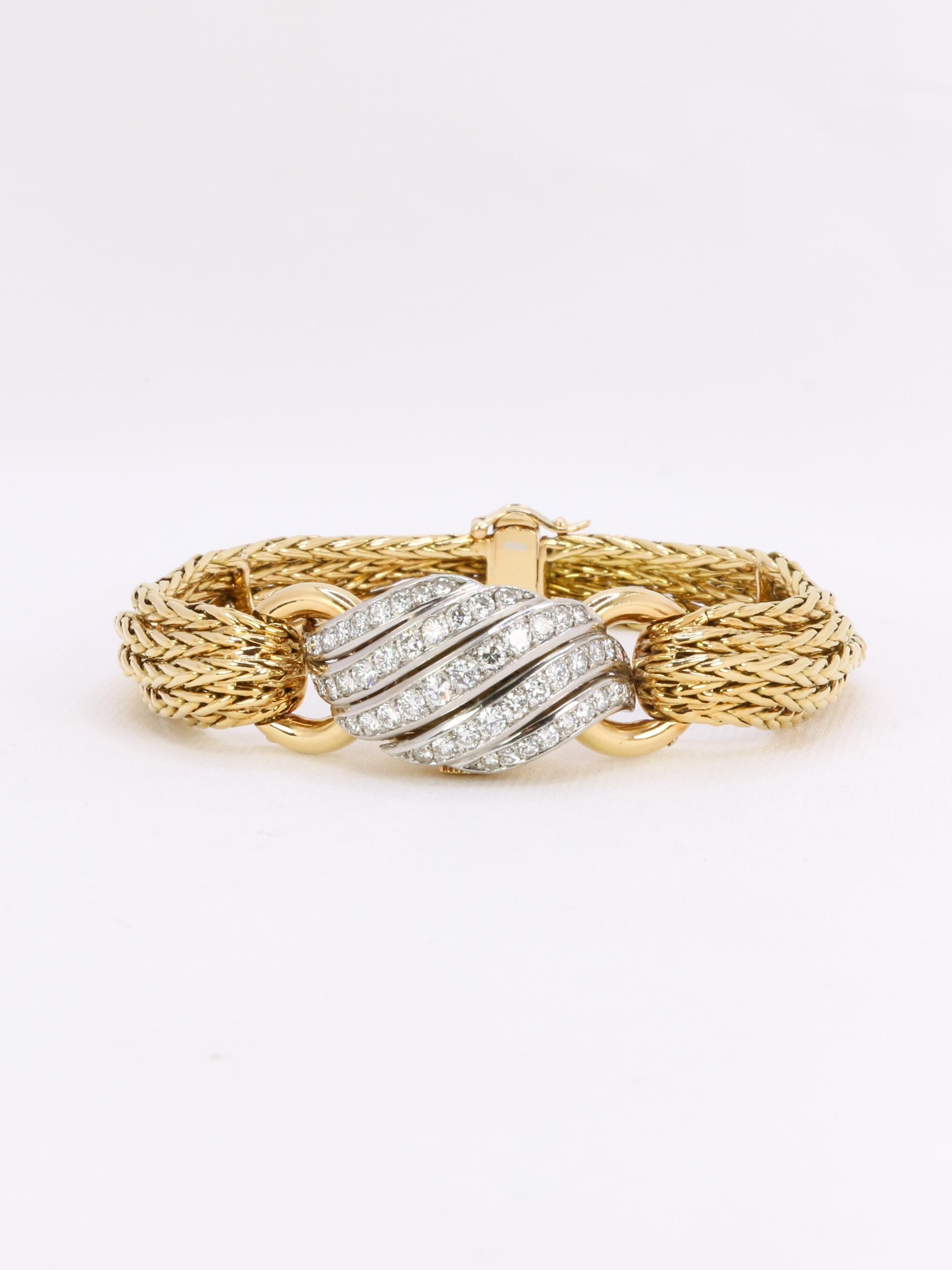 Taille brillant Montre secrète vintage en or jaune et diamants de Boucheron en vente