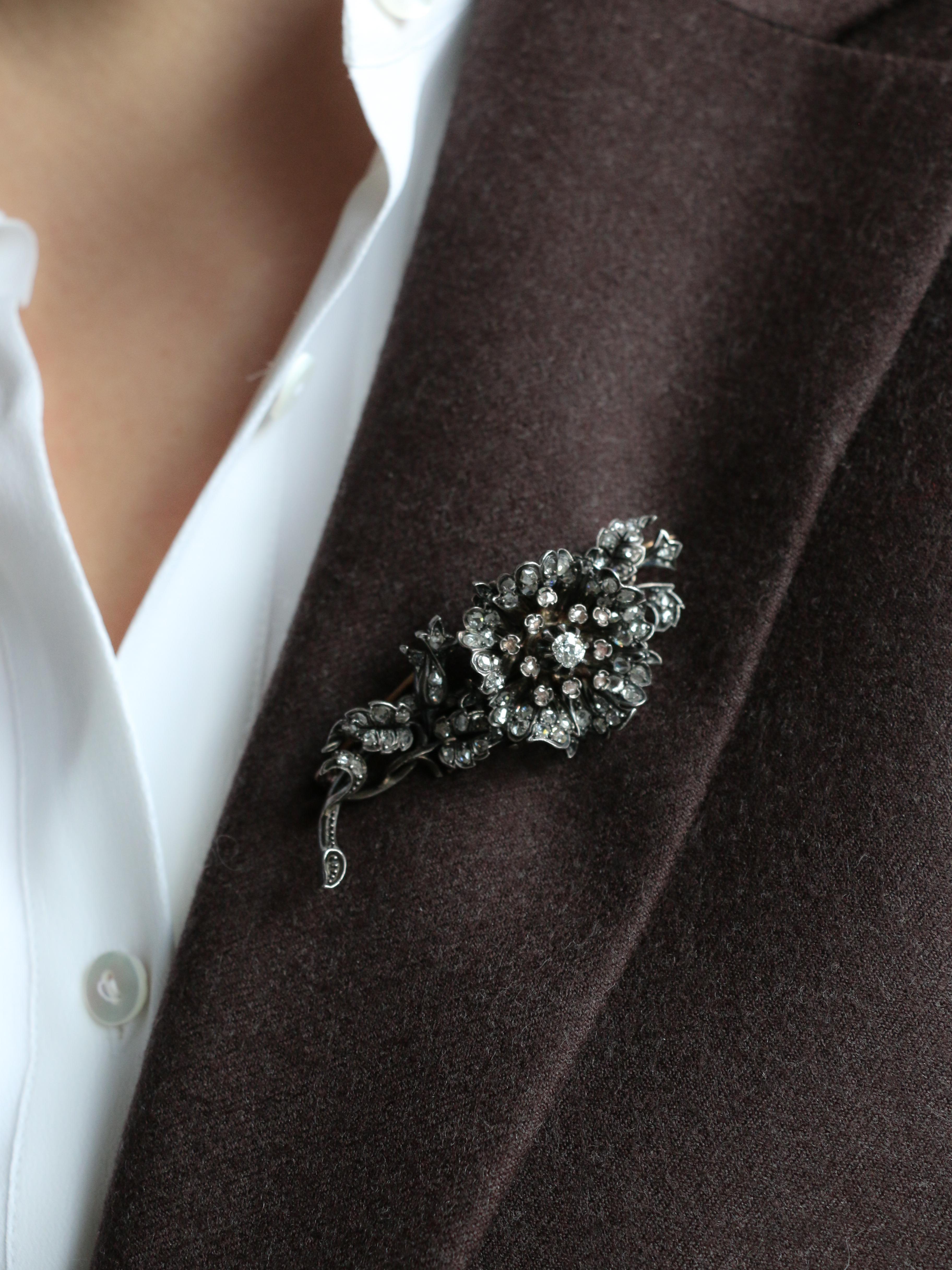 Broche Trembleuse en or 18k (750‰) représentant une fleur de rose sauvage tremblante sertie de diamants taillés en rose et d'un diamant central de forme coussin taillé à l'ancienne pesant environ 0,30 carat (JVS2). Œuvres françaises de la fin du