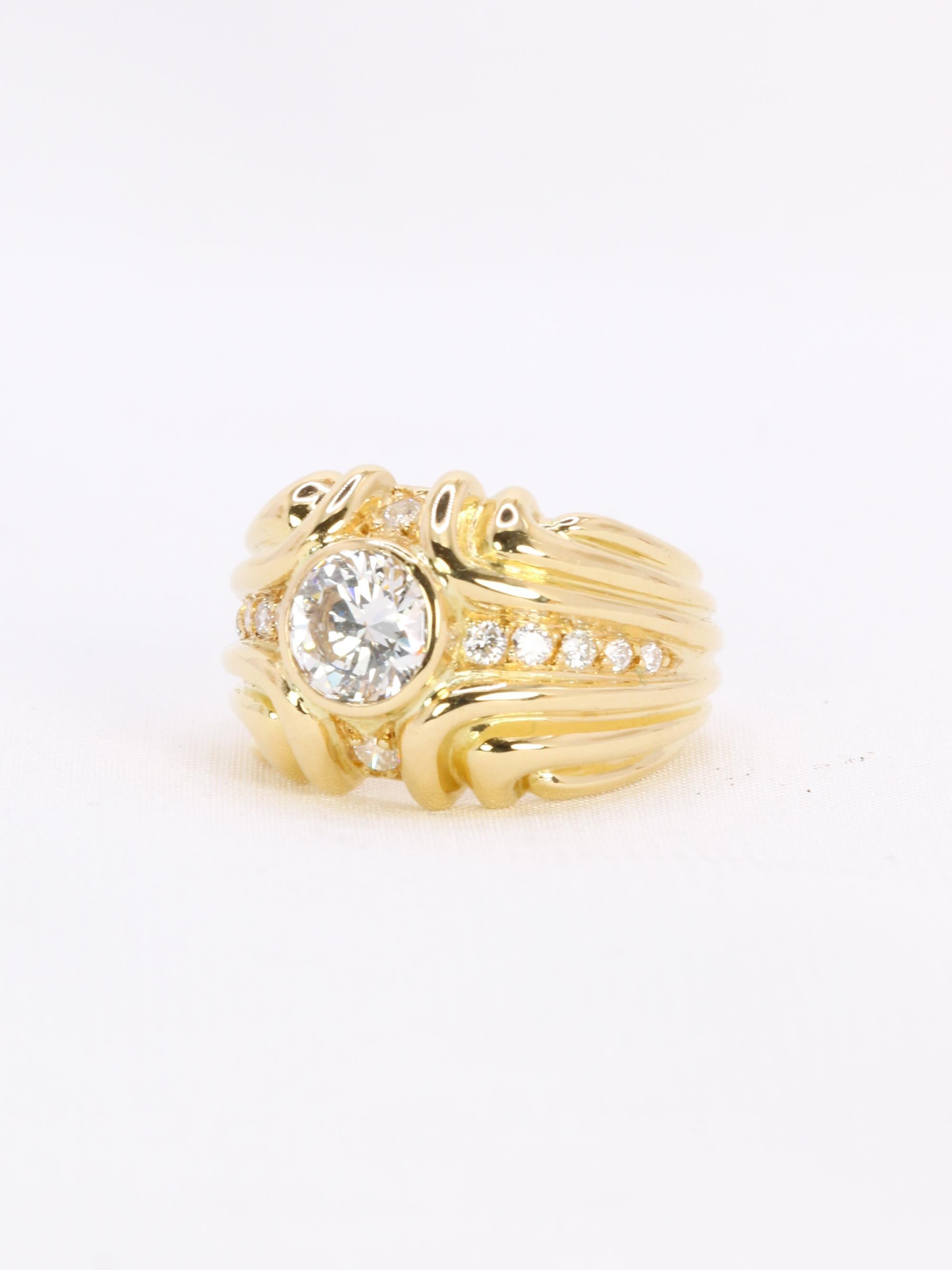 Rétro Bague vintage en or jaune et diamants Peaky en vente