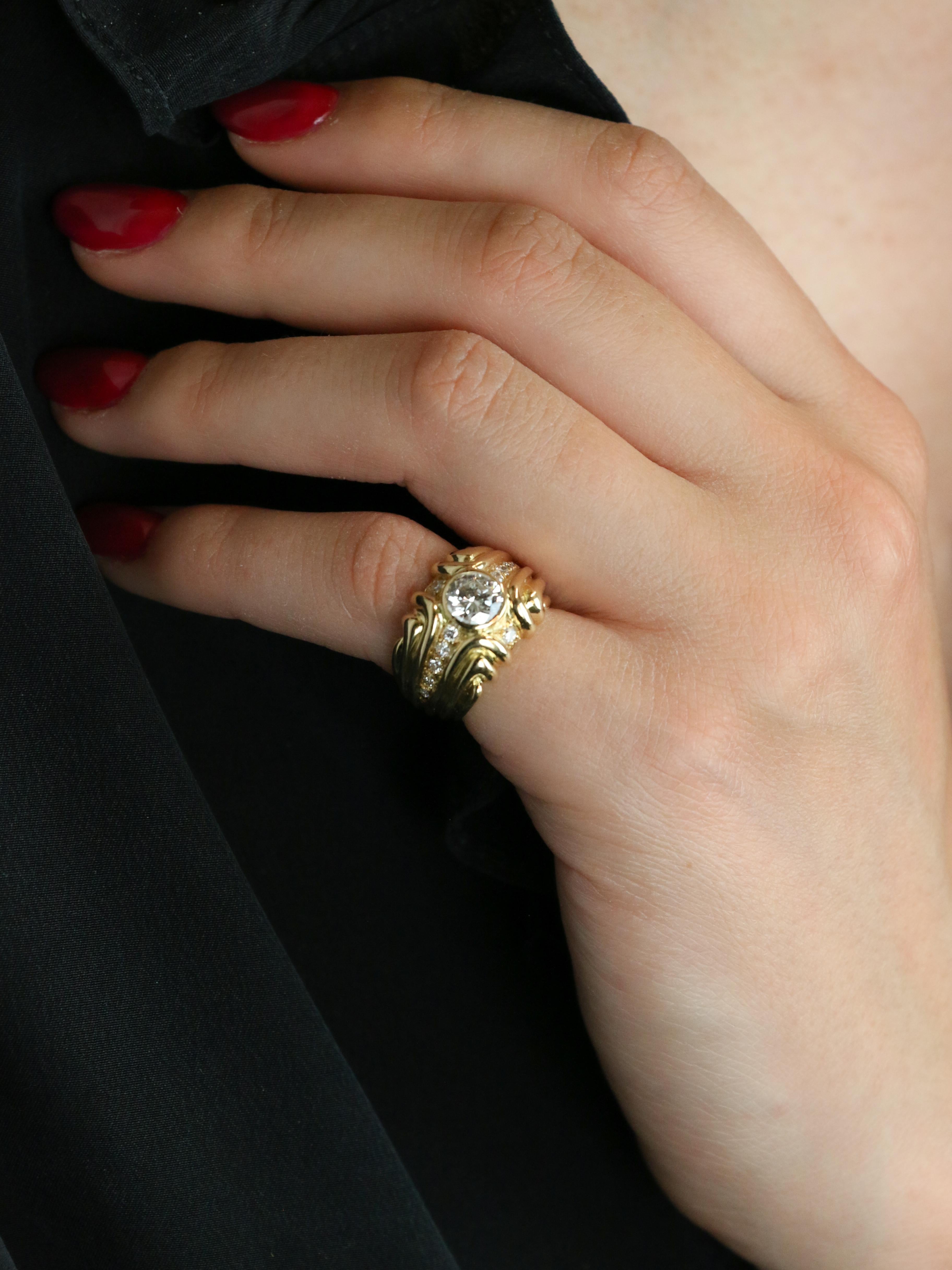 Bague cannelée en or jaune avec diamants

Bague en or 18k (750°/°°) sertie en son centre d'un diamant taille brillant pesant environ 0,8 carat de qualité estimée DEF VVS. La bague est décorée de cannelures et rehaussée de diamants taillés en