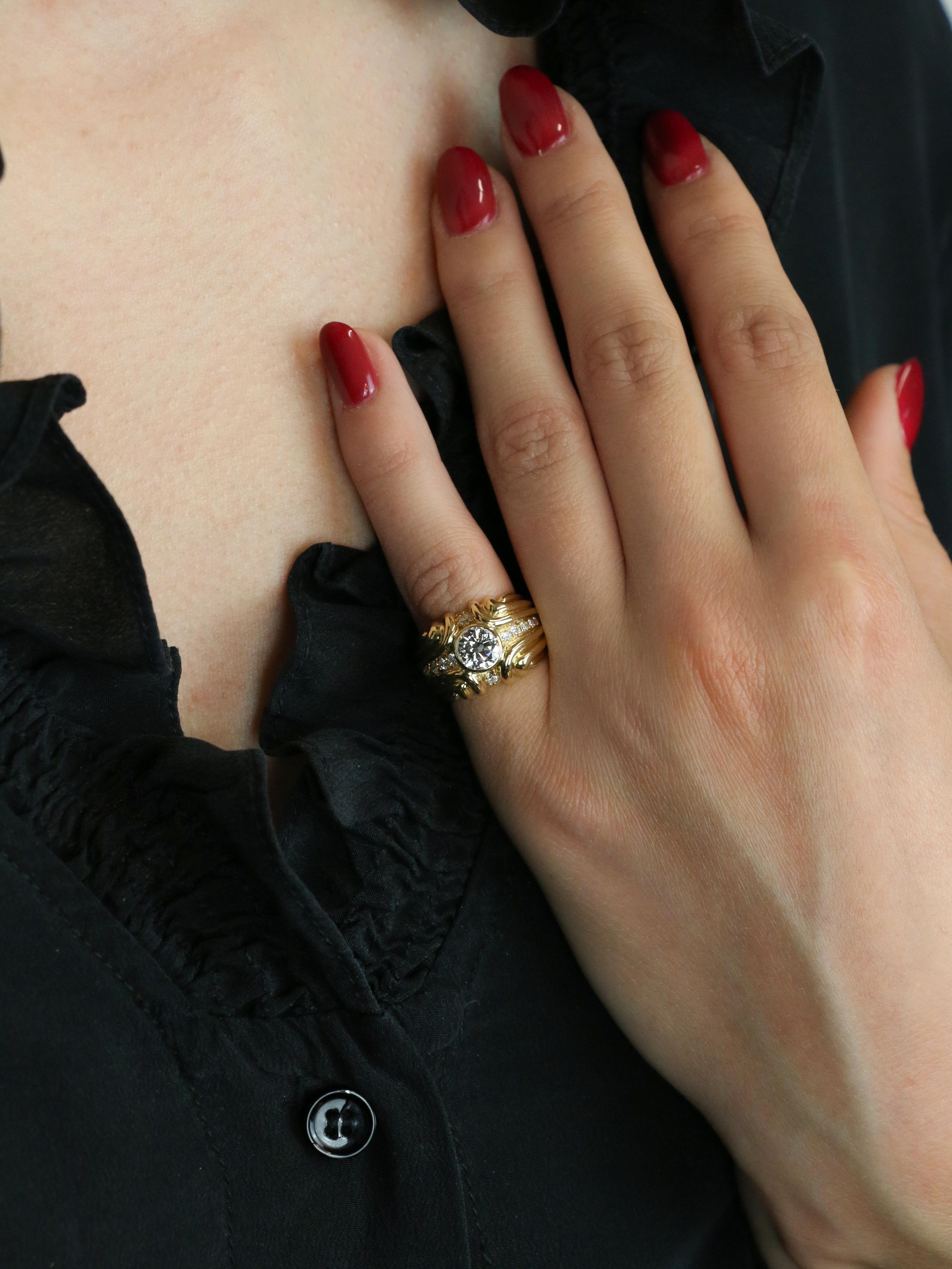 Bague vintage en or jaune et diamants Peaky en vente 2