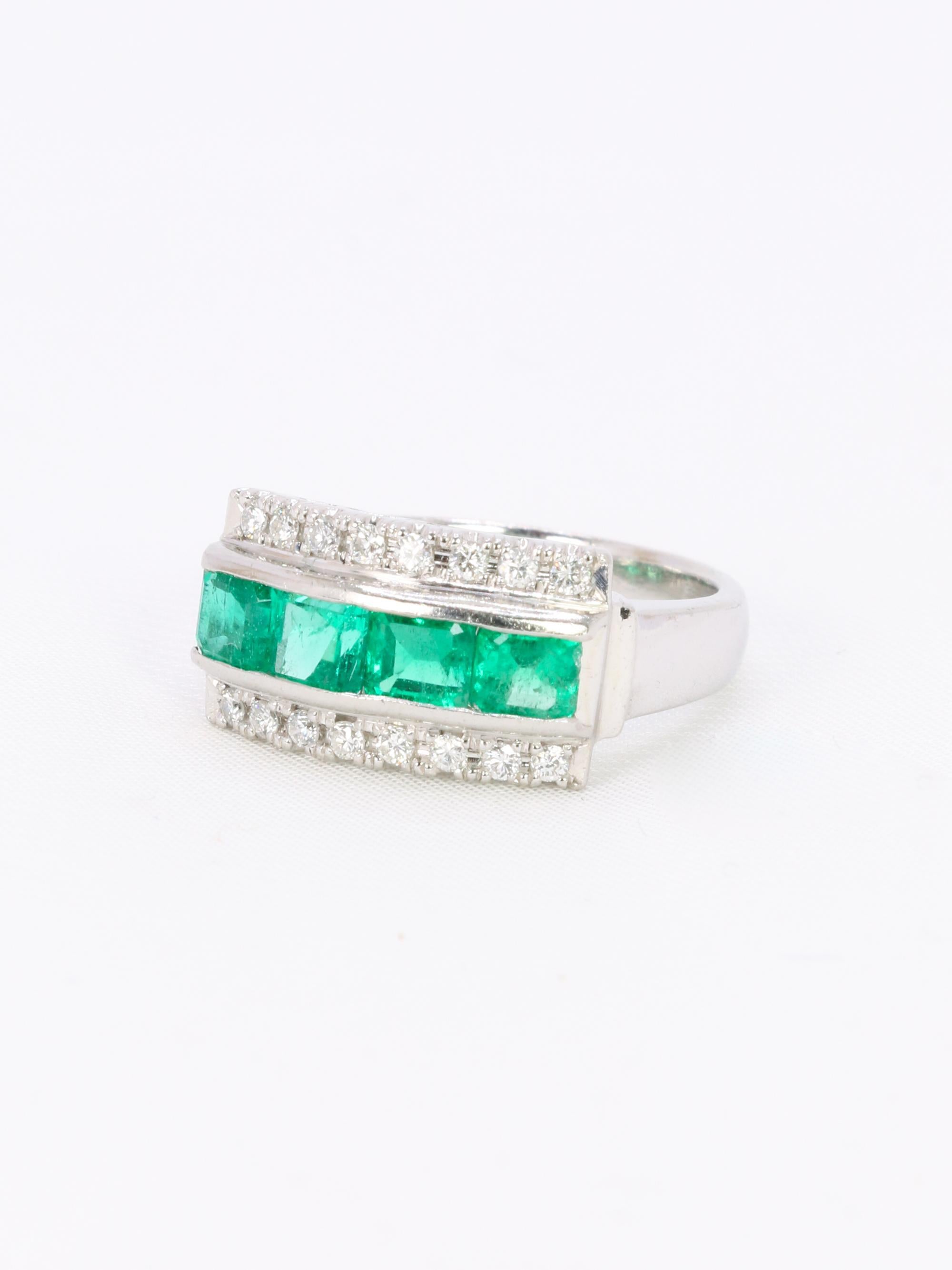 Smaragd- und Diamantring aus Platin (Rundschliff) im Angebot