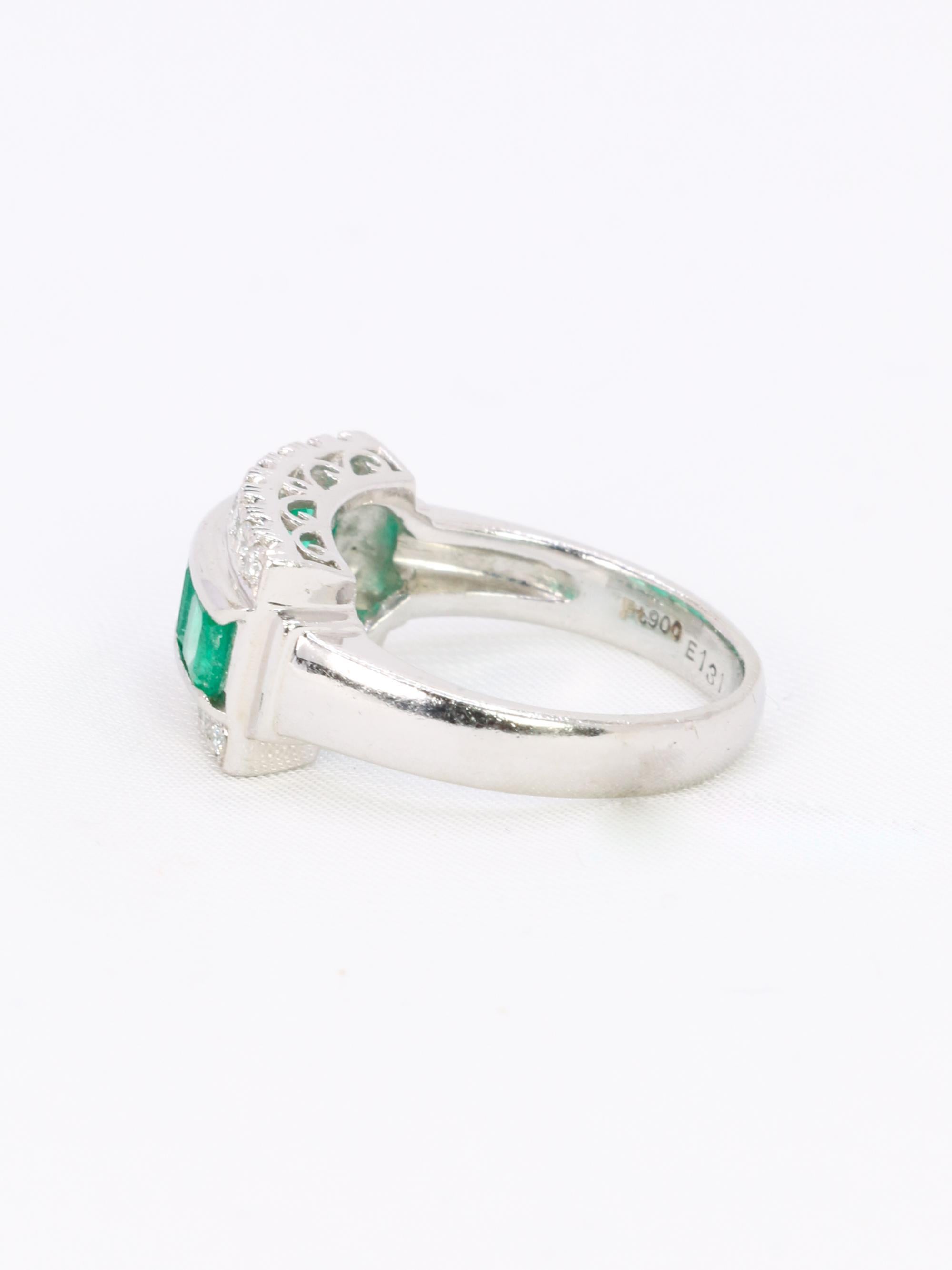 Smaragd- und Diamantring aus Platin im Zustand „Gut“ im Angebot in PARIS, FR