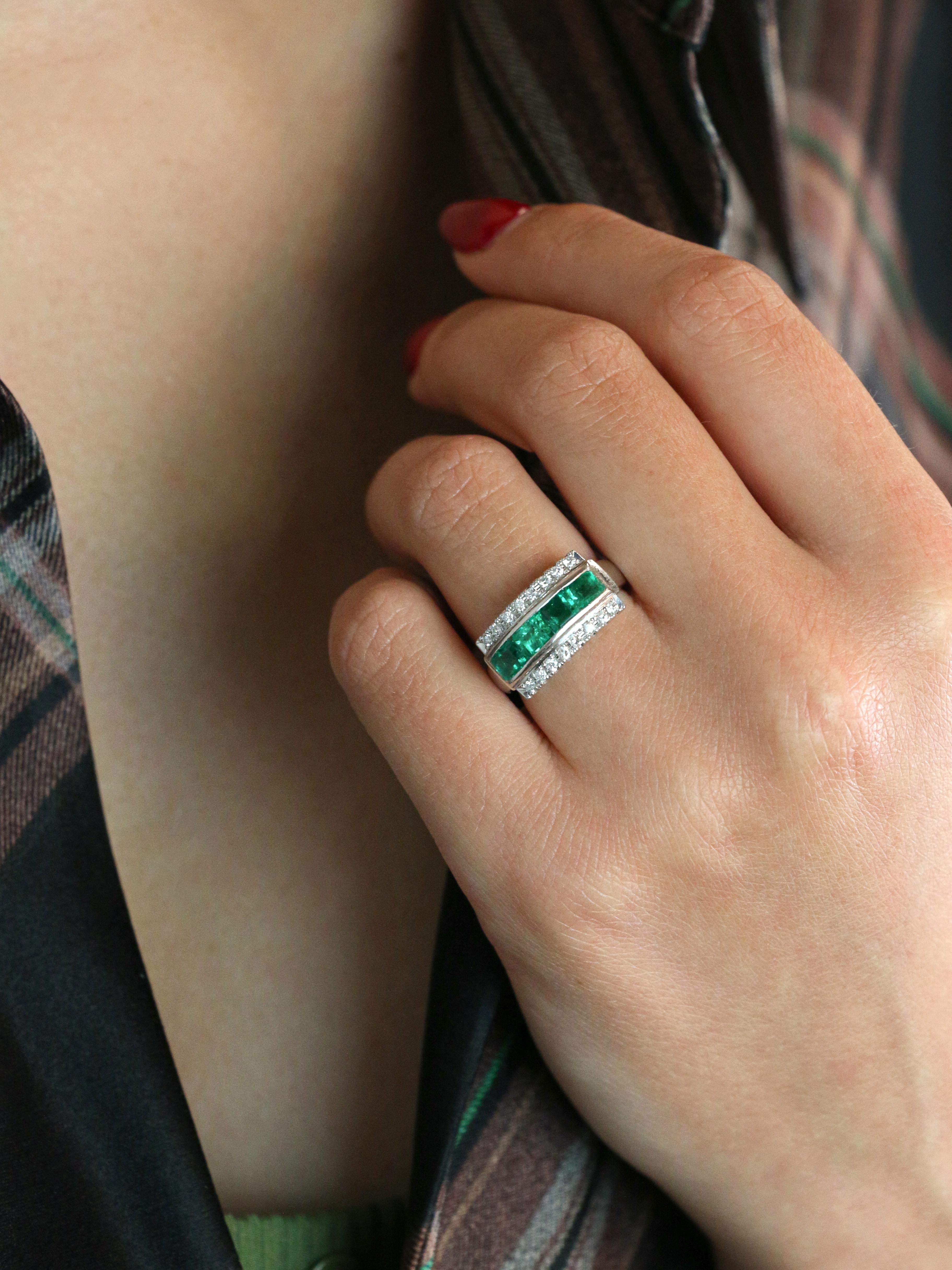 Vintage Platin Smaragd Diamant Ring

Platinring mit einer zentralen Reihe hochwertiger Smaragde mit einem Gesamtgewicht von ca. 1,2 ct, flankiert auf beiden Seiten von einer Reihe hochwertiger Diamanten (F/VS) mit einem Gesamtgewicht von ca. 0,30