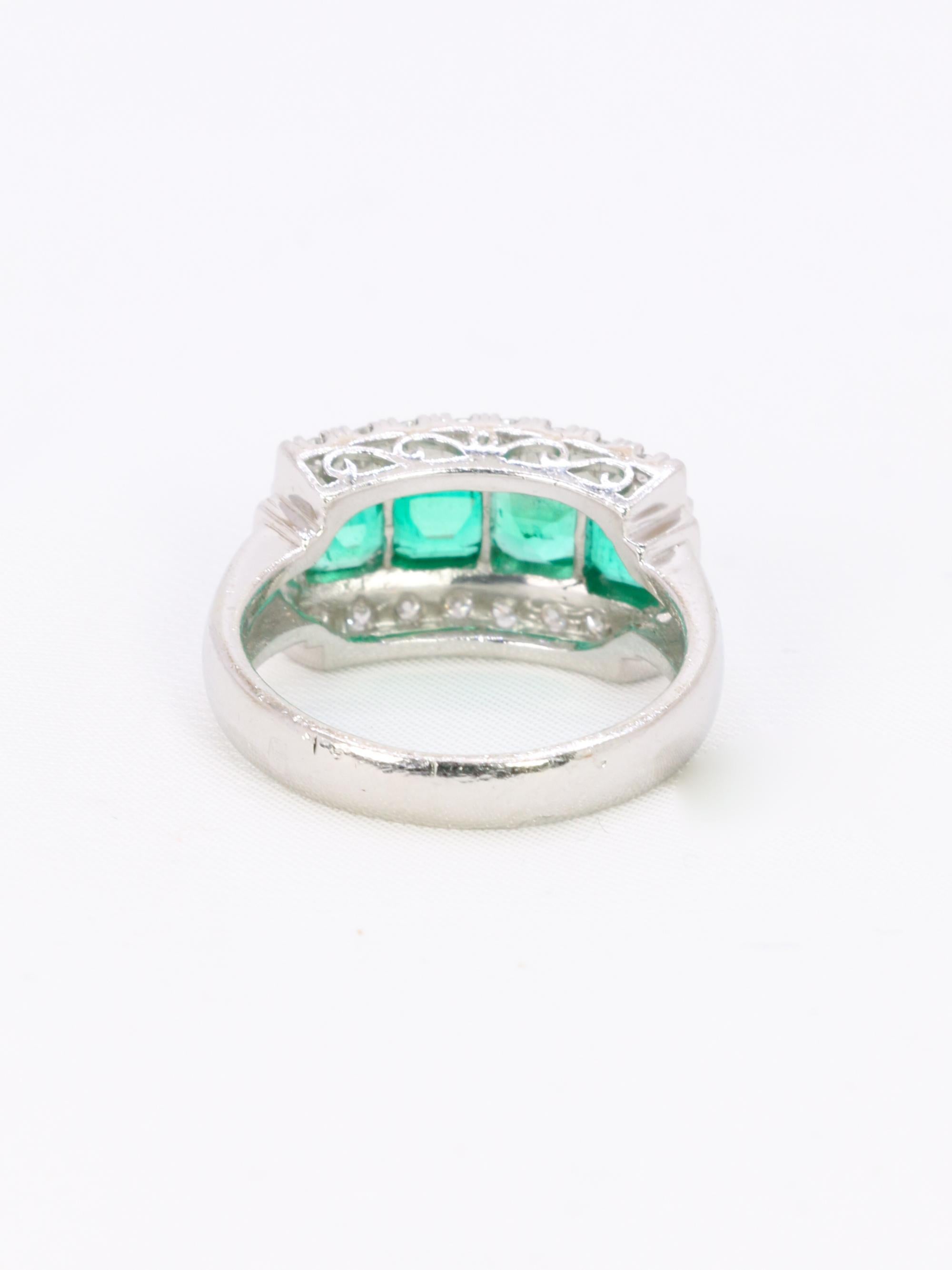 Smaragd- und Diamantring aus Platin im Angebot 1