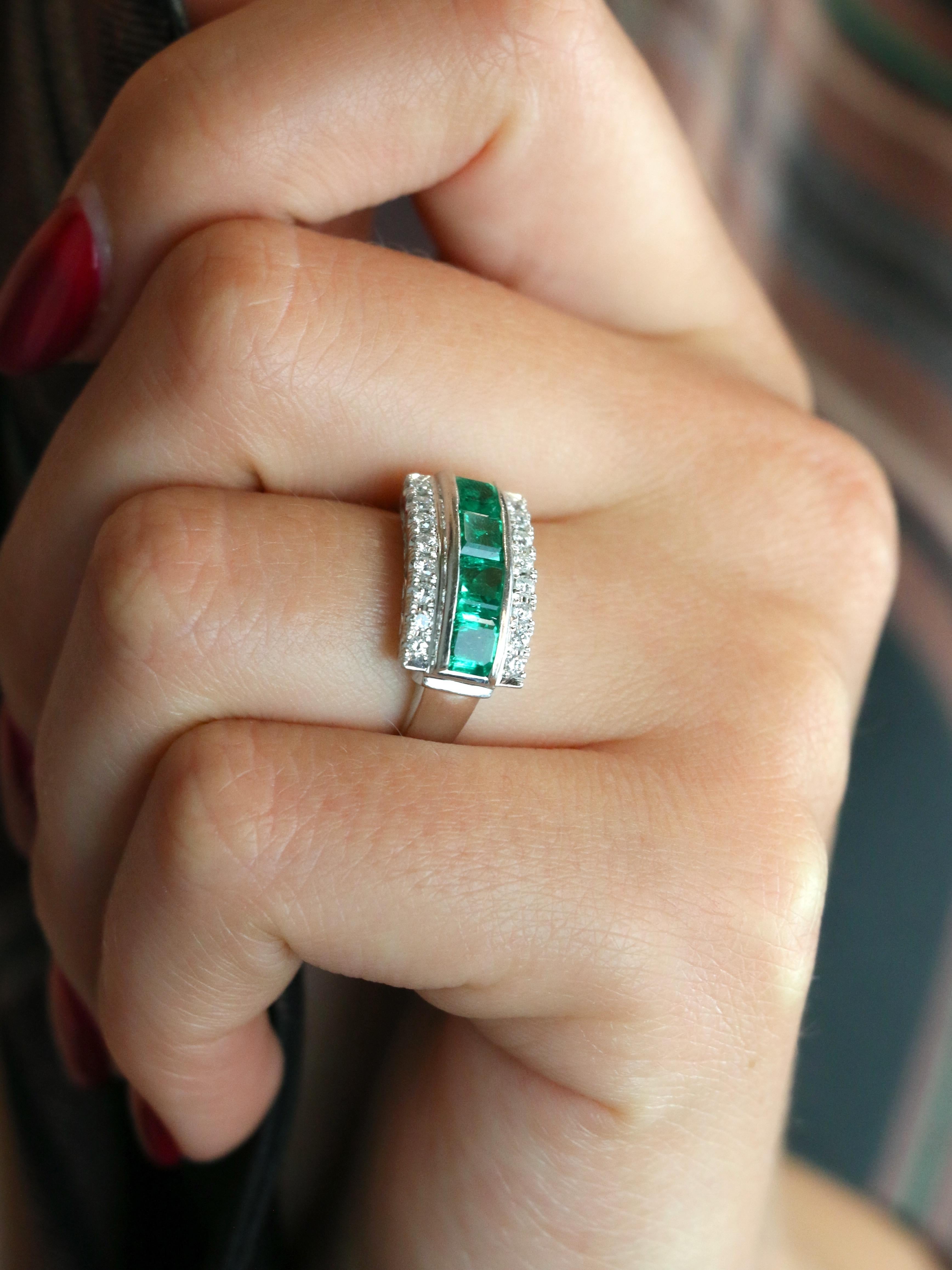 Smaragd- und Diamantring aus Platin im Angebot 3