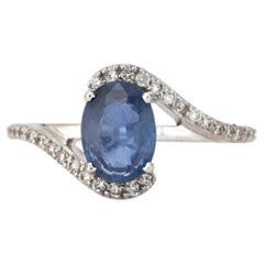 Anello con zaffiro blu taglio ovale e diamanti in oro bianco 14k