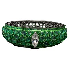 Beach-Armreif mit 2,05 Karat natürlichem Marquise-Diamant im Rosenschliff und Smaragden