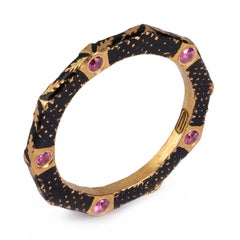 22 Karat Gold Handgefertigter Dekagonförmiger schwarzer Emaille-Ring mit Saphiren von Agaro