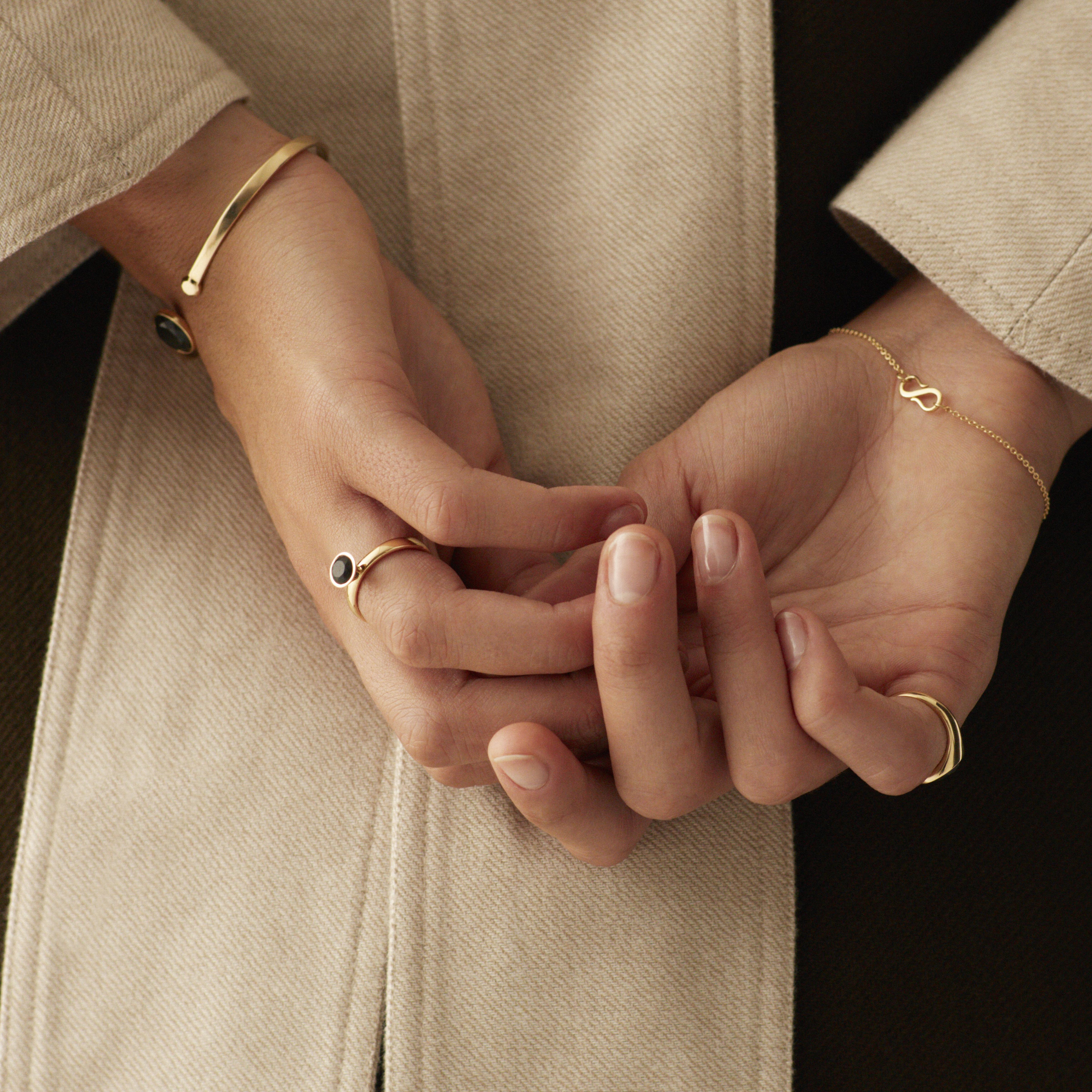 Inspired by the beautiful love poems and melancholic universe of Emily Dickinson, the Kindred Collection evolves around the signet family ring and the classic diamond full of symbolism – but in the gentle, sustainable version of a cut and polished
