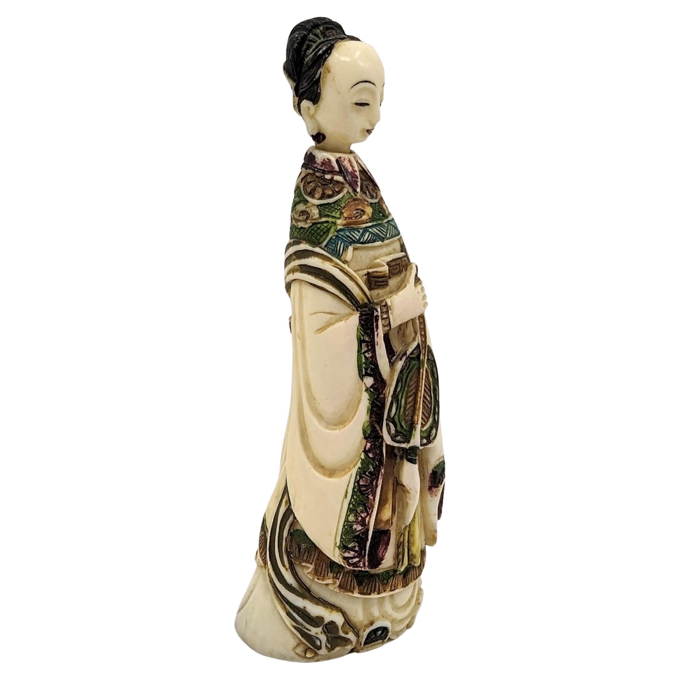 Tabatière ancienne chinoise sculptée représentant une dame de cour, 18ème-19ème siècle Qing en vente