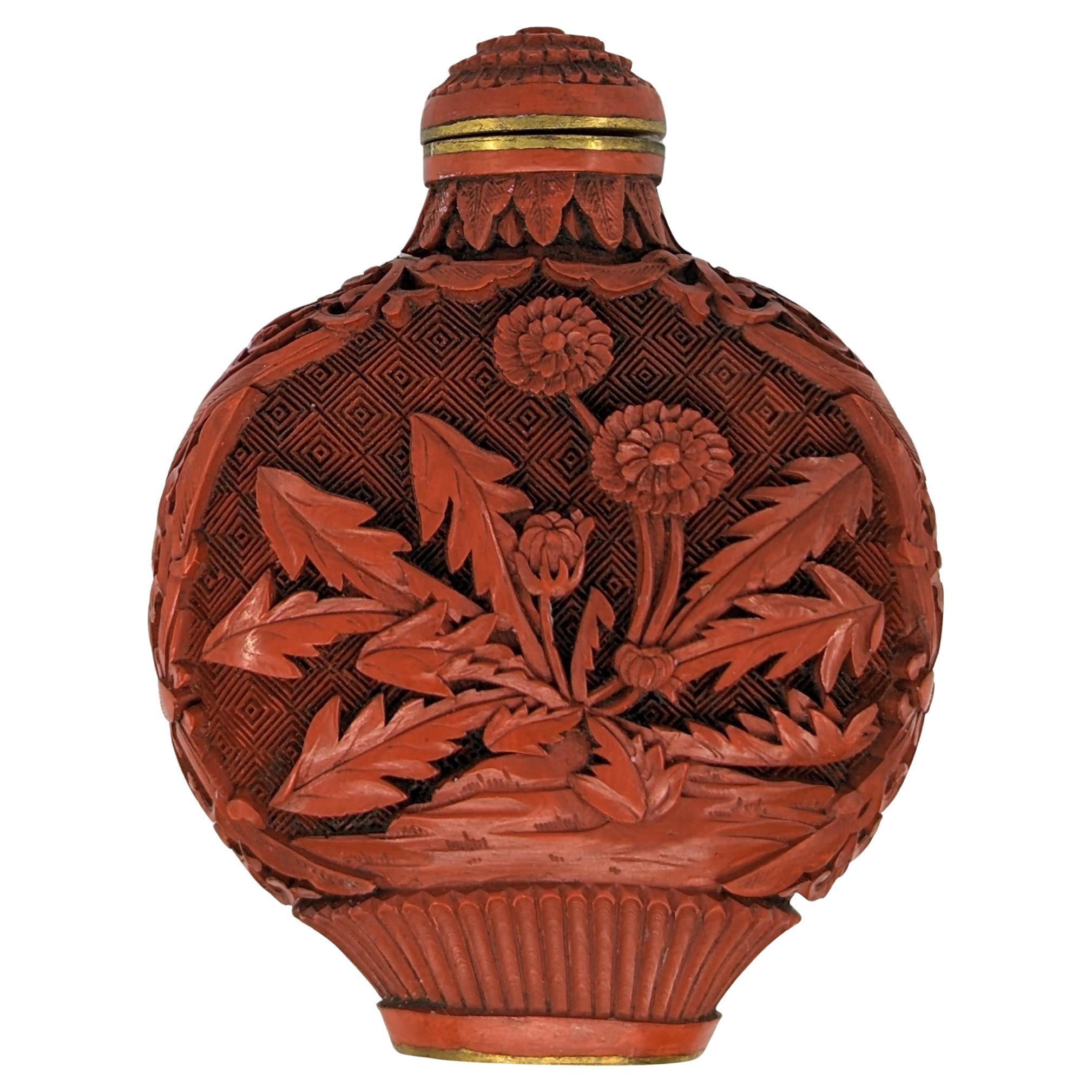 Antike chinesische rote geschnitzte Cinnabar-Schnupftabakflasche Chrysantheme 18-19. Jahrhundert Qing im Angebot