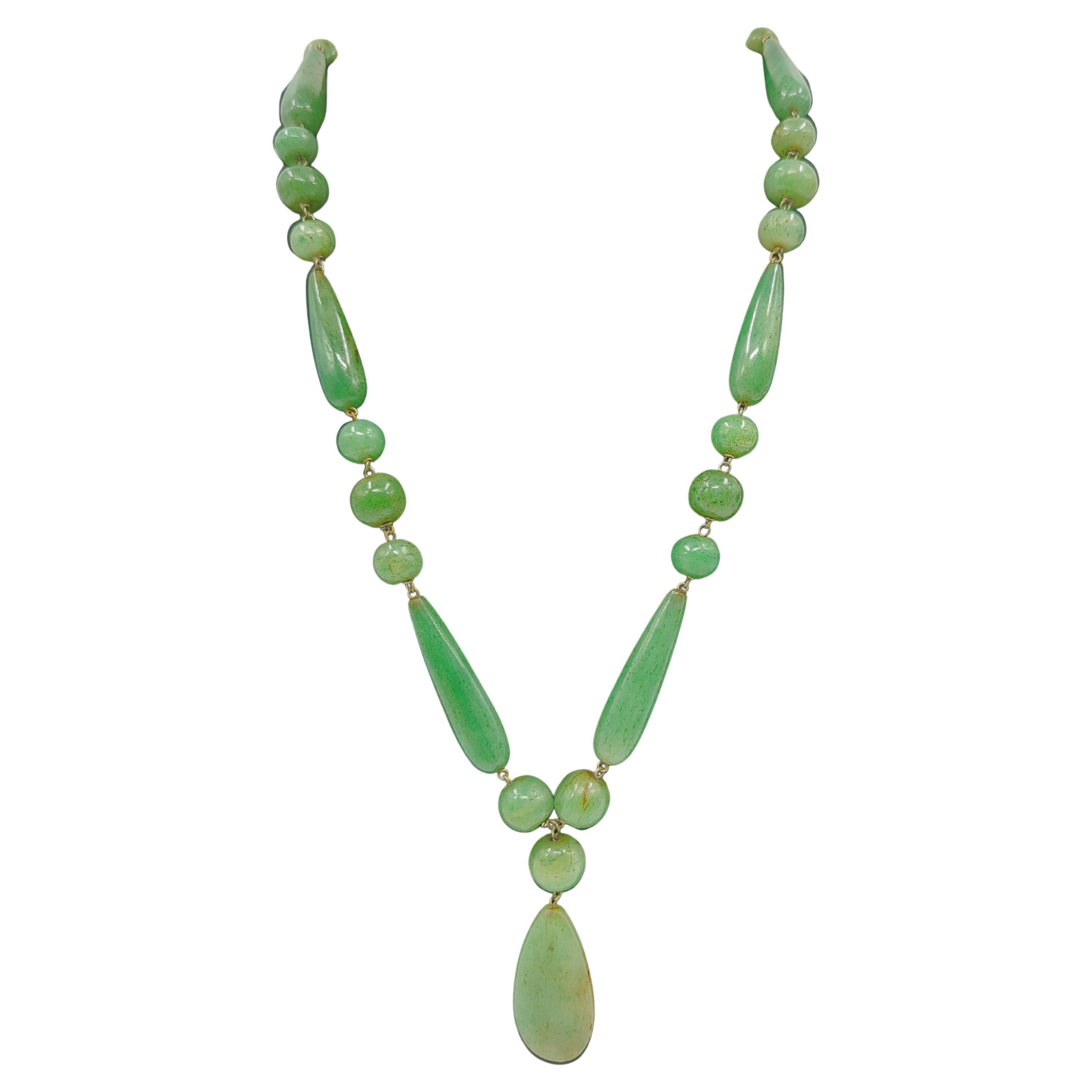 Diese Halskette aus grüner Nephrit-Jade mit Anhänger und Perlen aus dem späten 19. Jahrhundert und einer Gesamtlänge von 32 Zoll ist ein vielseitiges und raffiniertes Accessoire. Die Perlen sind auf zarten, aber starken Silberdrähten