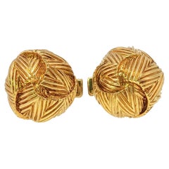 Gemelli Van Cleef & Arpels con motivo a nodo intrecciato in rilievo, in oro giallo 18 carati