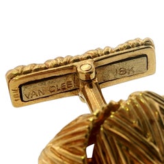 Gemelli Van Cleef & Arpels con motivo a nodo intrecciato in rilievo, in oro giallo 18 carati