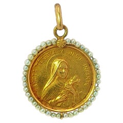 Pendentif charm « Sainte Thérèse » à accents de perles, en or jaune 18 carats, style Art nouveau