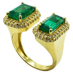 Zweisteiniger Smaragd- und Diamantring aus 18 Karat Gelbgold mit Smaragdschliff