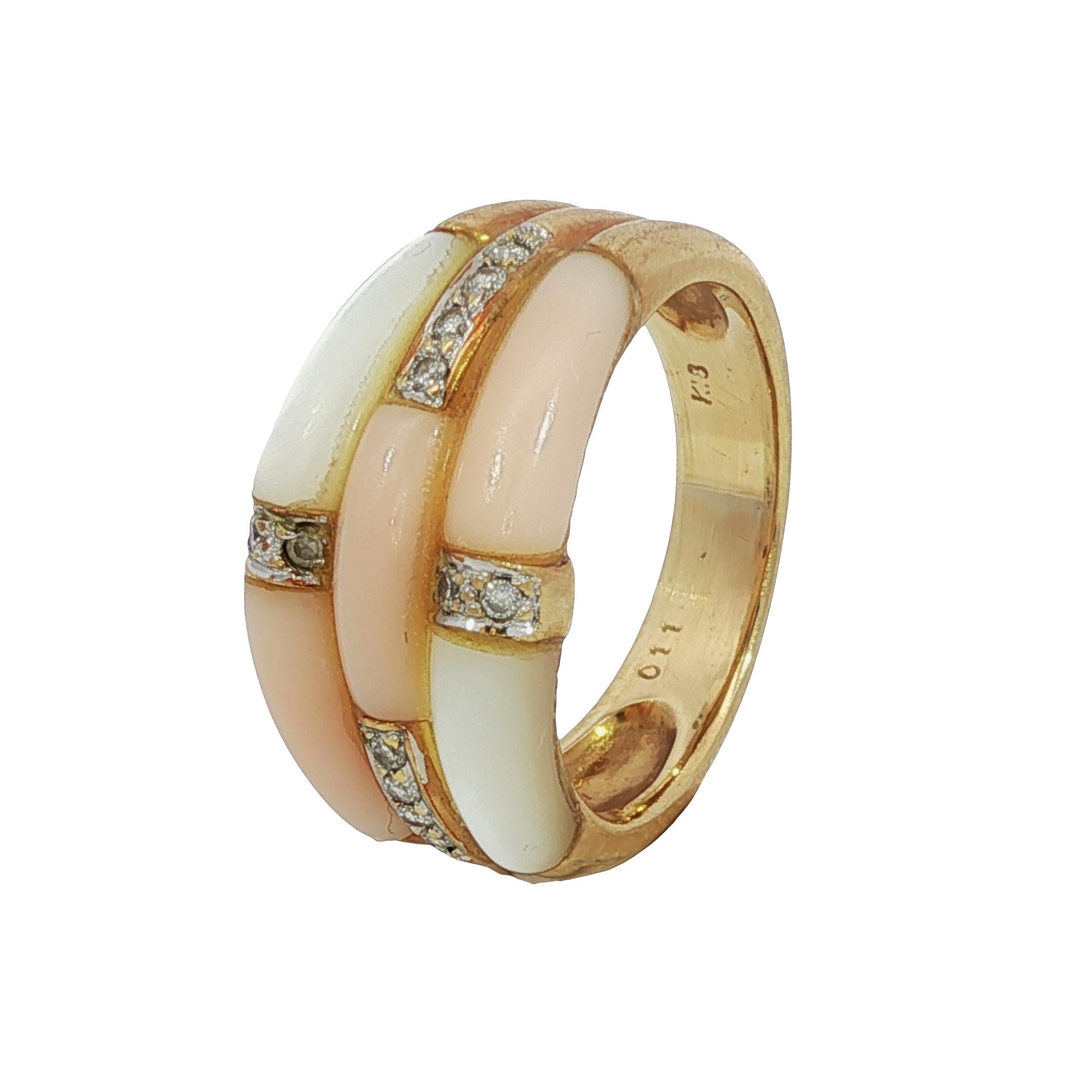 Vintage Koralle Diamant Stacker Ring 18 Karat Gelbgold Perlmutt Gr. 5,75

Dieser Ring aus 18 Karat Gelbgold vereint Koralle, Perlmutt und runde weiße Diamanten in einem unverwechselbaren Design aus der Mitte des Jahrhunderts. Das Band besteht aus