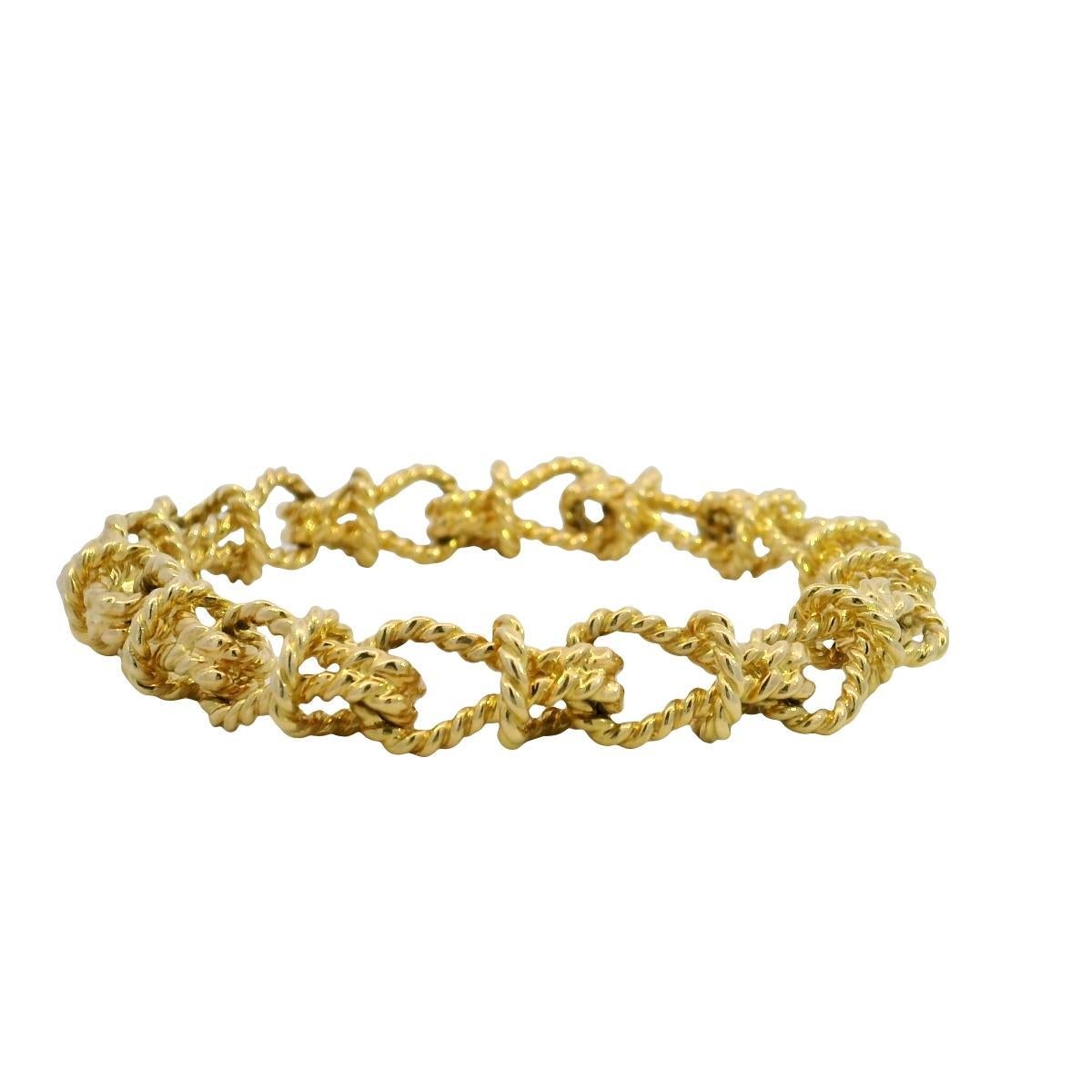 Bracciale Verdura con nodo a corda in oro giallo 18 carati Design/One

Questo bracciale Verdura presenta un intricato motivo a corda attorcigliata, form A Link che creano un ritmo ricco e tattile sul polso. Composto in oro giallo 18 carati, il