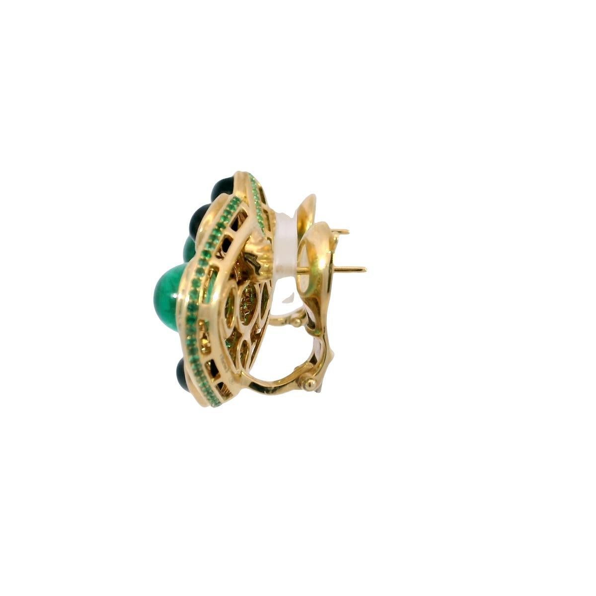 I. A. B. Orecchini a clip di smeraldo Lucilla con diamanti di spinello nero in oro giallo 18 carati

Questi audaci orecchini a clip di Marina B. presentano al centro un vivido smeraldo tagliato a cabochon che irradia una ricca tonalità di verde. Gli