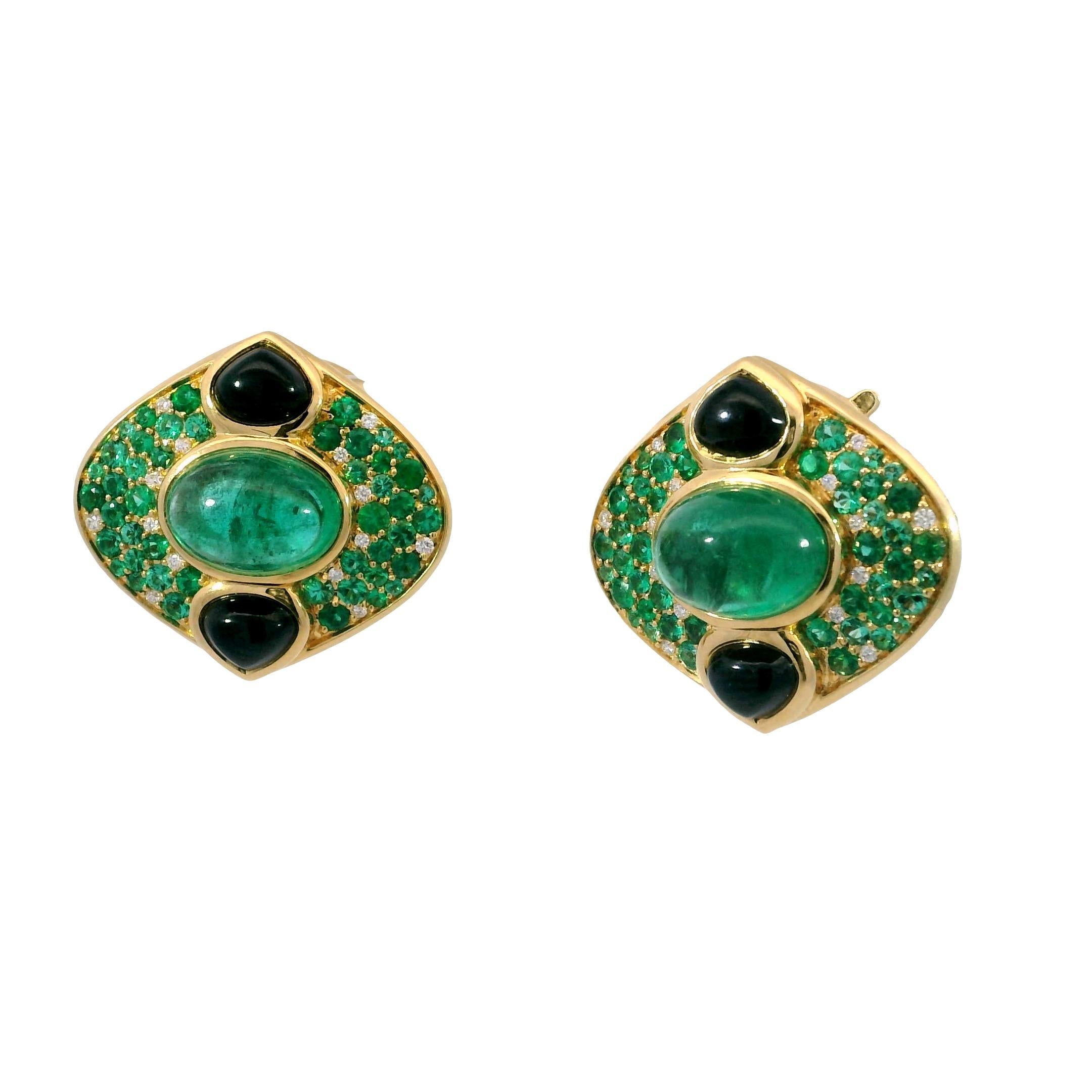 Cabochon I. A. B. Orecchini a clip di smeraldo Lucilla con diamanti di spinello nero in oro giallo 18 carati in vendita