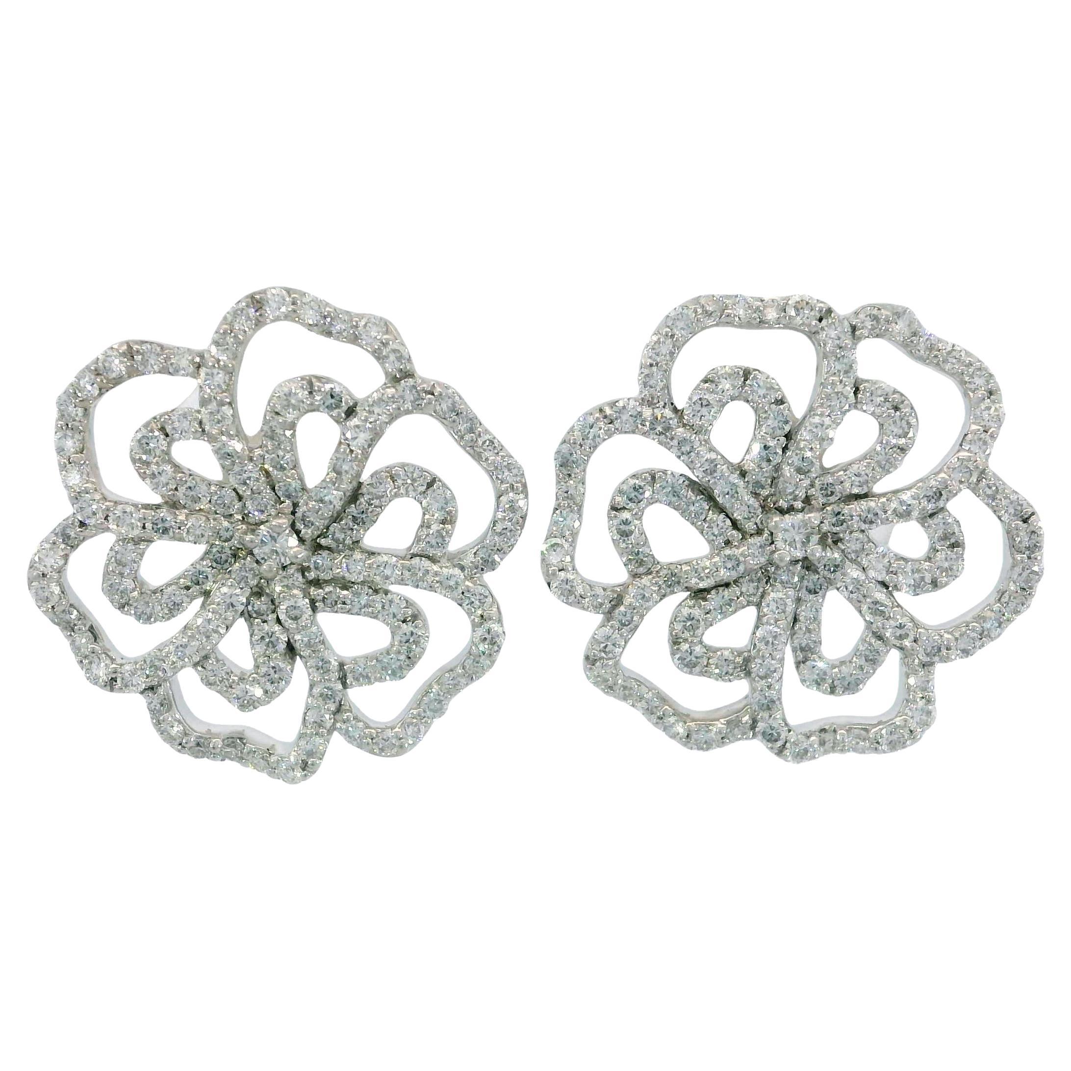 Boucles d'oreilles modernes en or blanc 18K avec fleurs et diamants