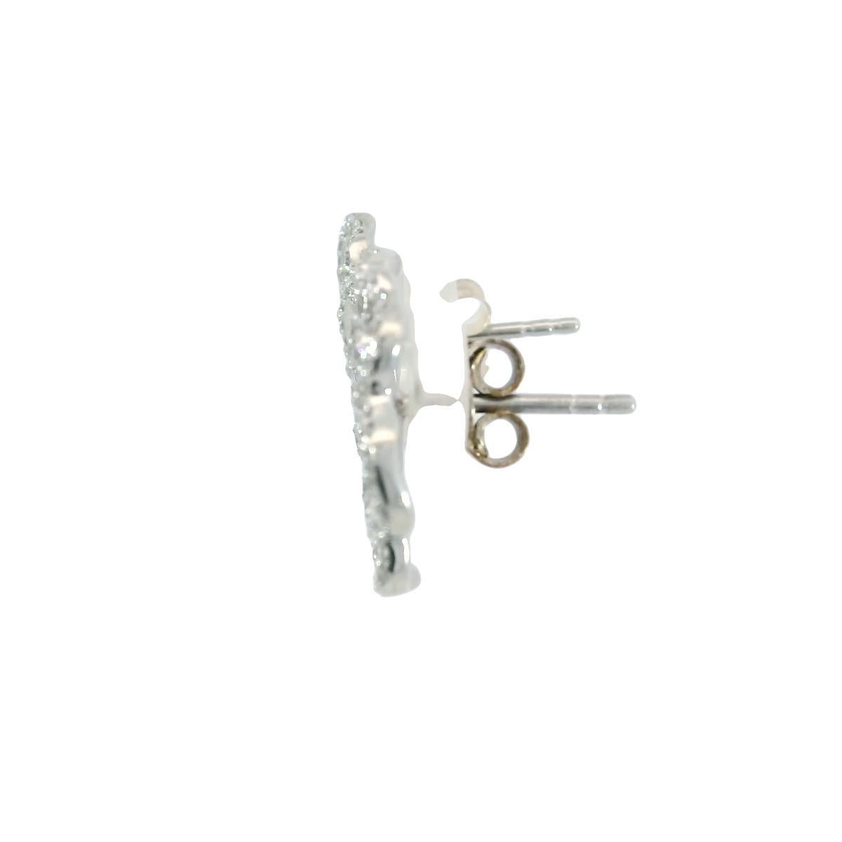 Taille ronde Boucles d'oreilles modernes en or blanc 18K avec fleurs et diamants en vente