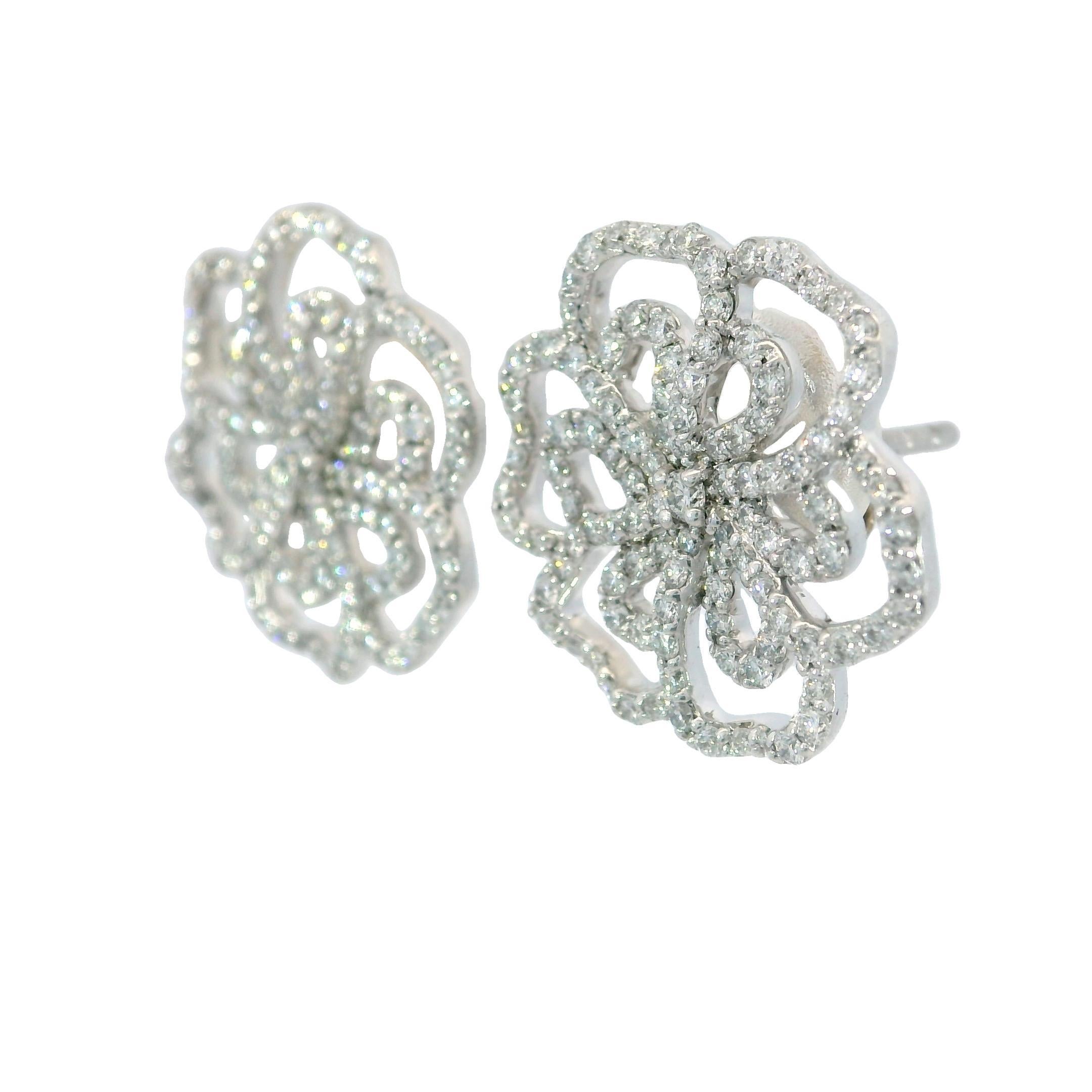 Boucles d'oreilles modernes en or blanc 18K avec fleurs et diamants

Ces boucles d'oreilles finement travaillées capturent le rythme délicat de la nature sous une forme précieuse. Conçue en or blanc 18 carats et pesant 4,3 grammes, chaque boucle