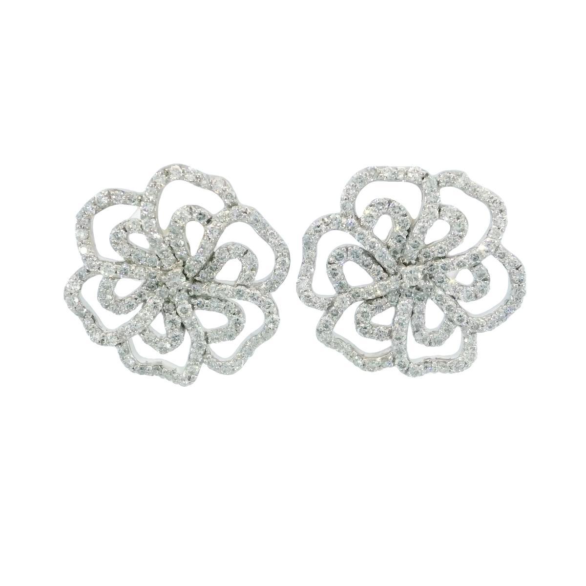 Boucles d'oreilles modernes en or blanc 18K avec fleurs et diamants en vente 1