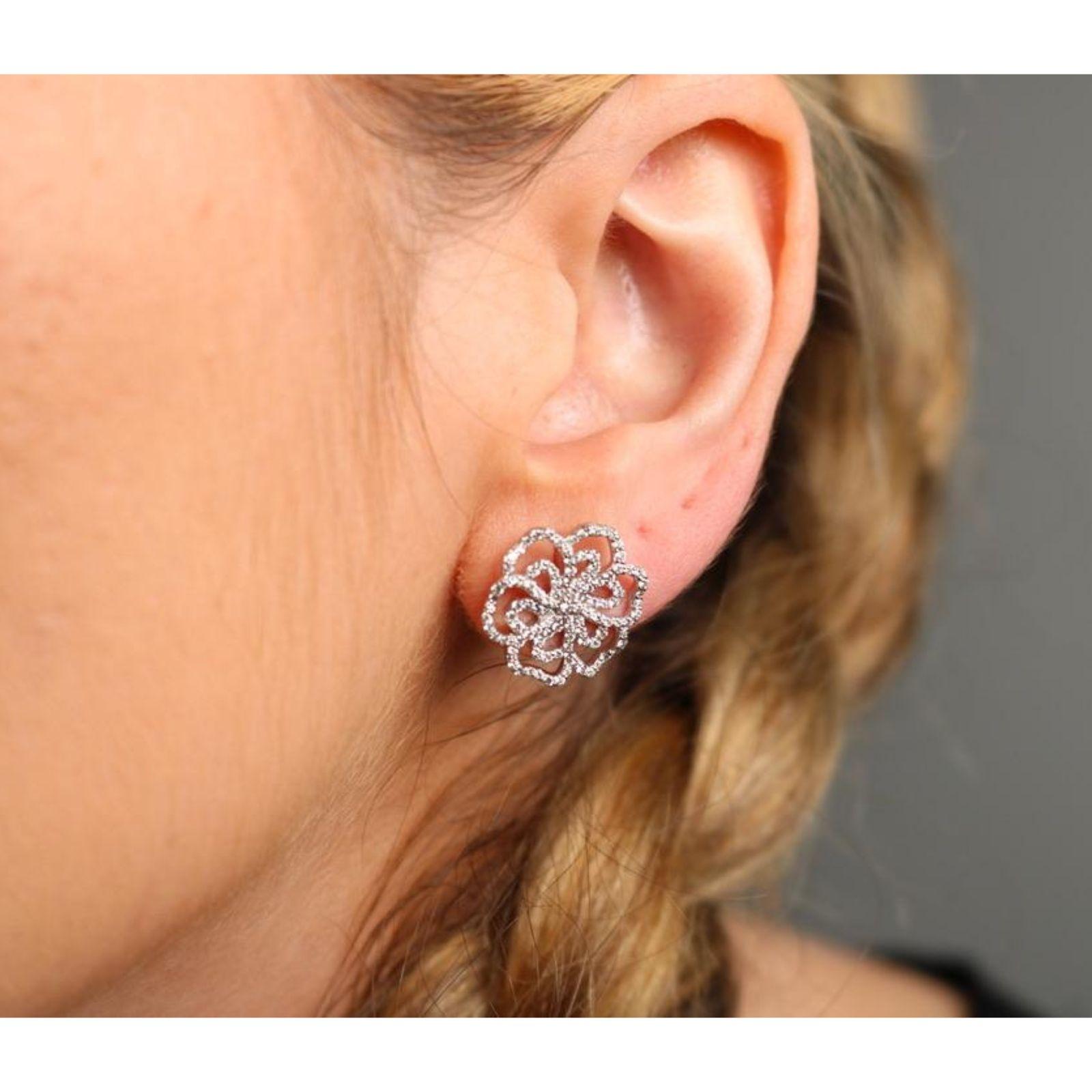 Moderne Boucles d'oreilles modernes en or blanc 18K avec fleurs et diamants en vente