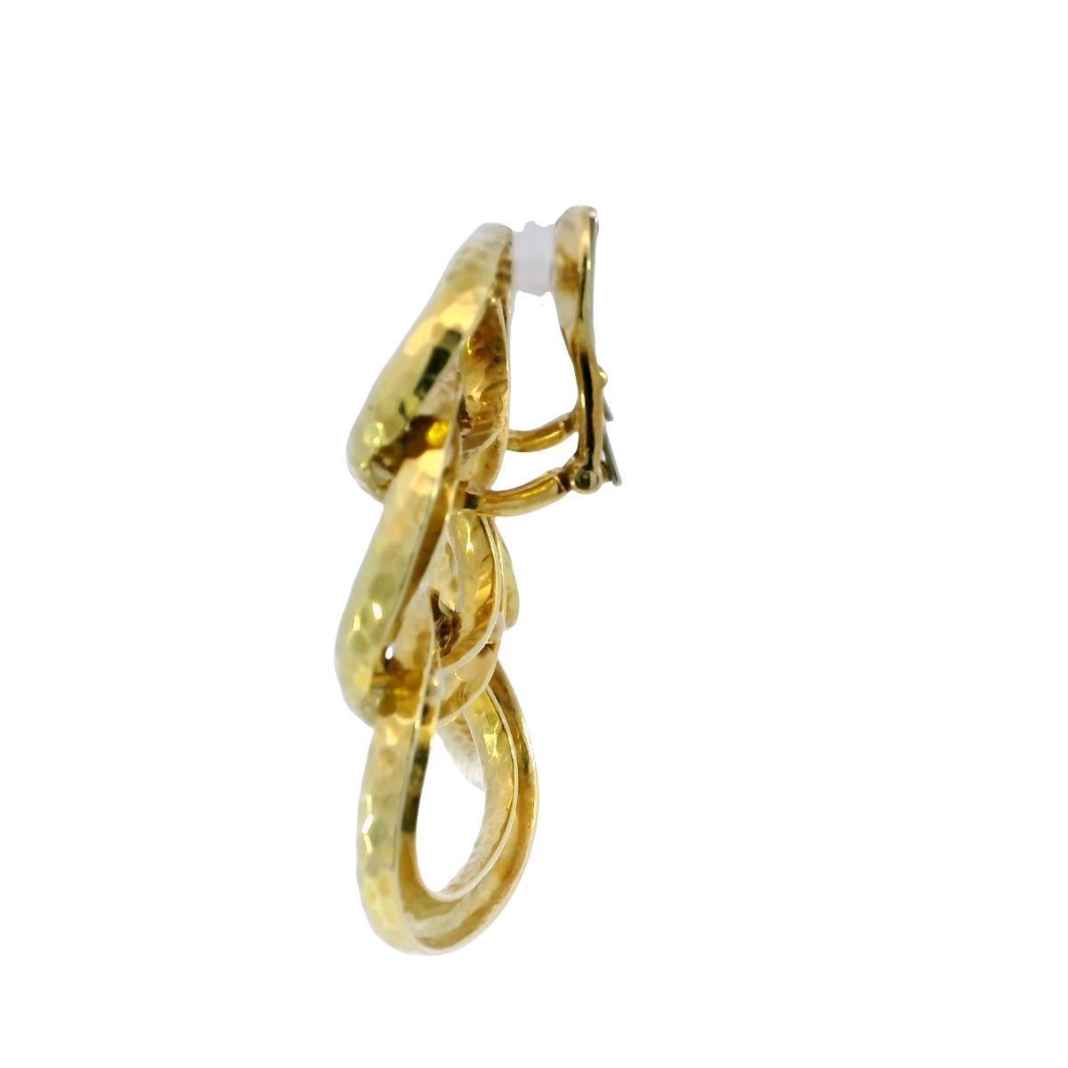 David Webb - Boucles d'oreilles en or jaune 18 carats à trois anneaux

Ces boucles d'oreilles David Webb illustrent l'approche de la maison en matière de design audacieux et moderne. Formées en or jaune 18 carats, elles présentent un motif de chaîne