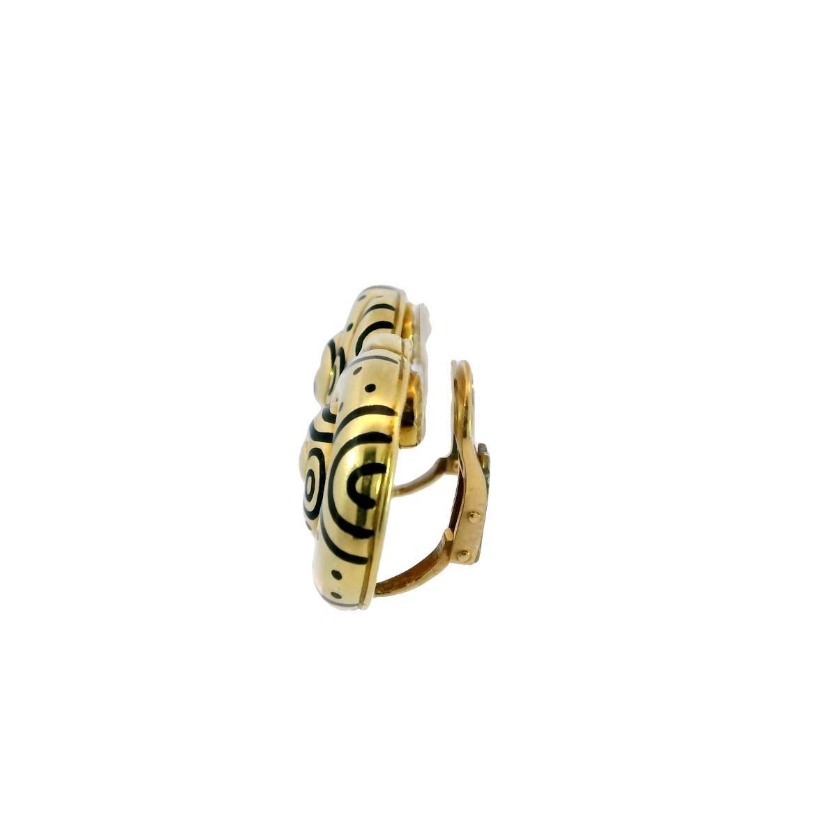 Boucles d'oreilles en émail Elizabeth Gage Fermeture à clip en forme de tourbillon noir 1970 Or jaune 18K en vente 3