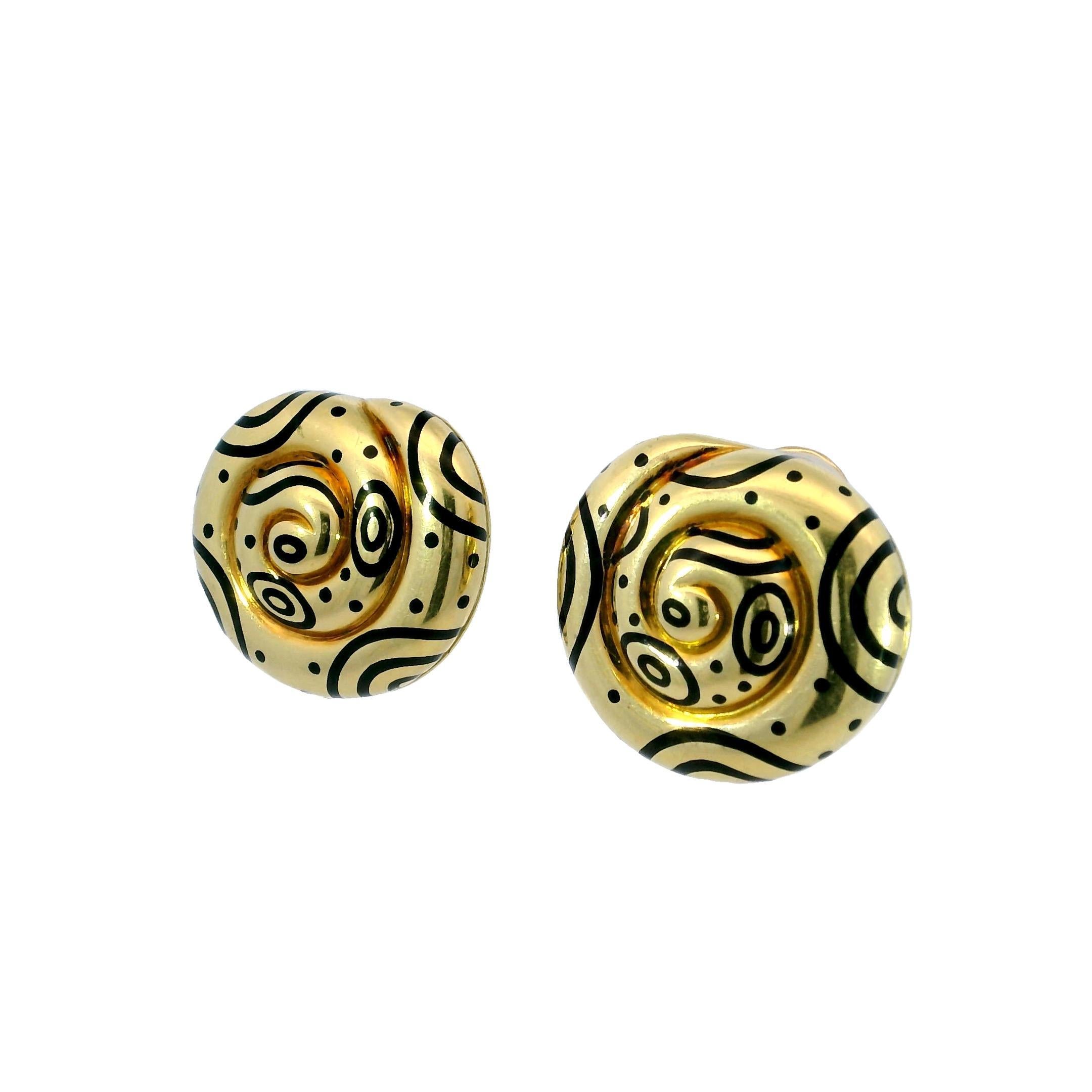 Boucles d'oreilles en émail Elizabeth Gage Fermeture à clip en forme de tourbillon noir 1970 Or jaune 18K Bon état - En vente à Fairfield, CT