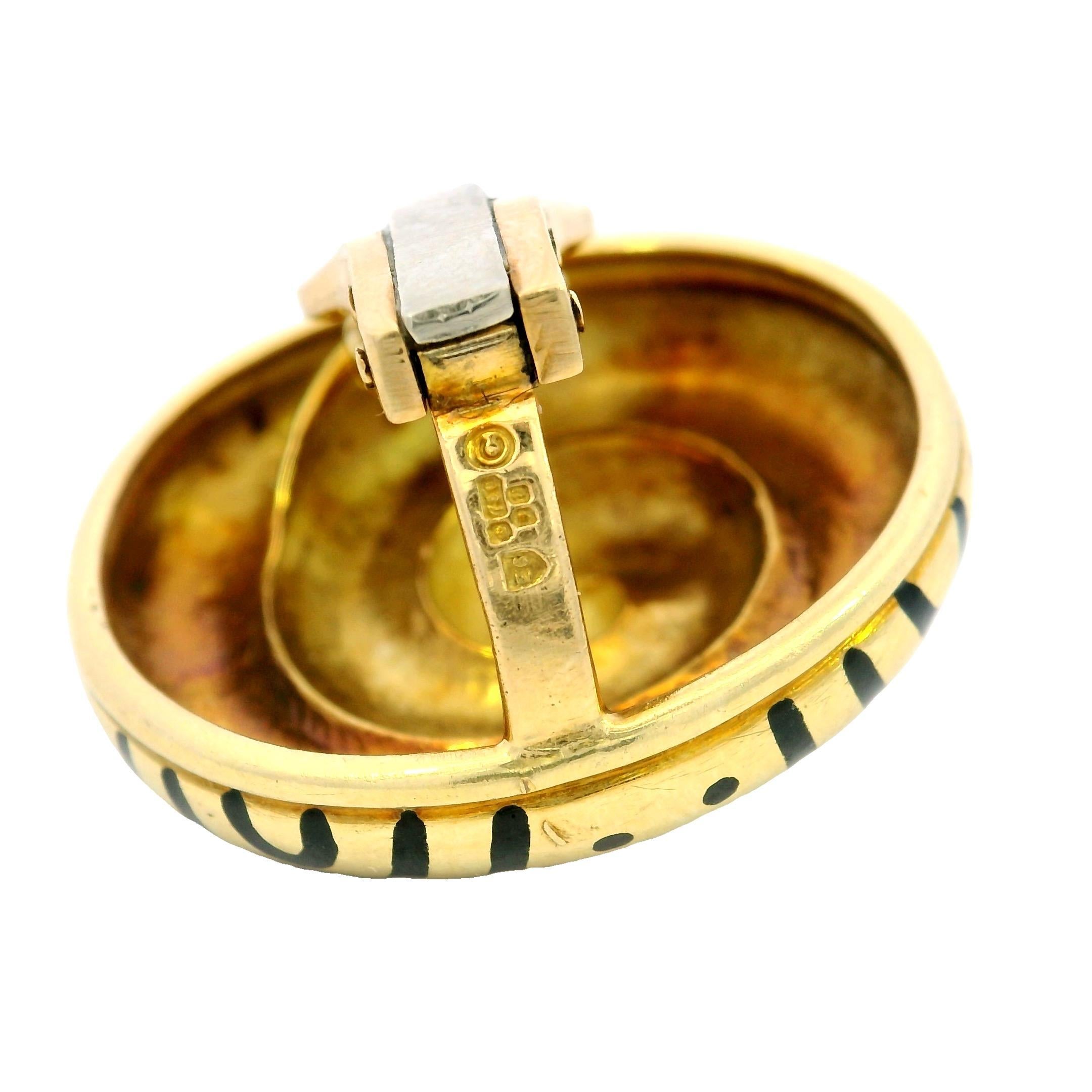 Boucles d'oreilles en émail Elizabeth Gage Fermeture à clip en forme de tourbillon noir 1970 Or jaune 18K

Ces boucles d'oreilles à clip d'Elizabeth Gage sont fabriquées en or jaune 18 carats et présentent des motifs tourbillonnants complexes