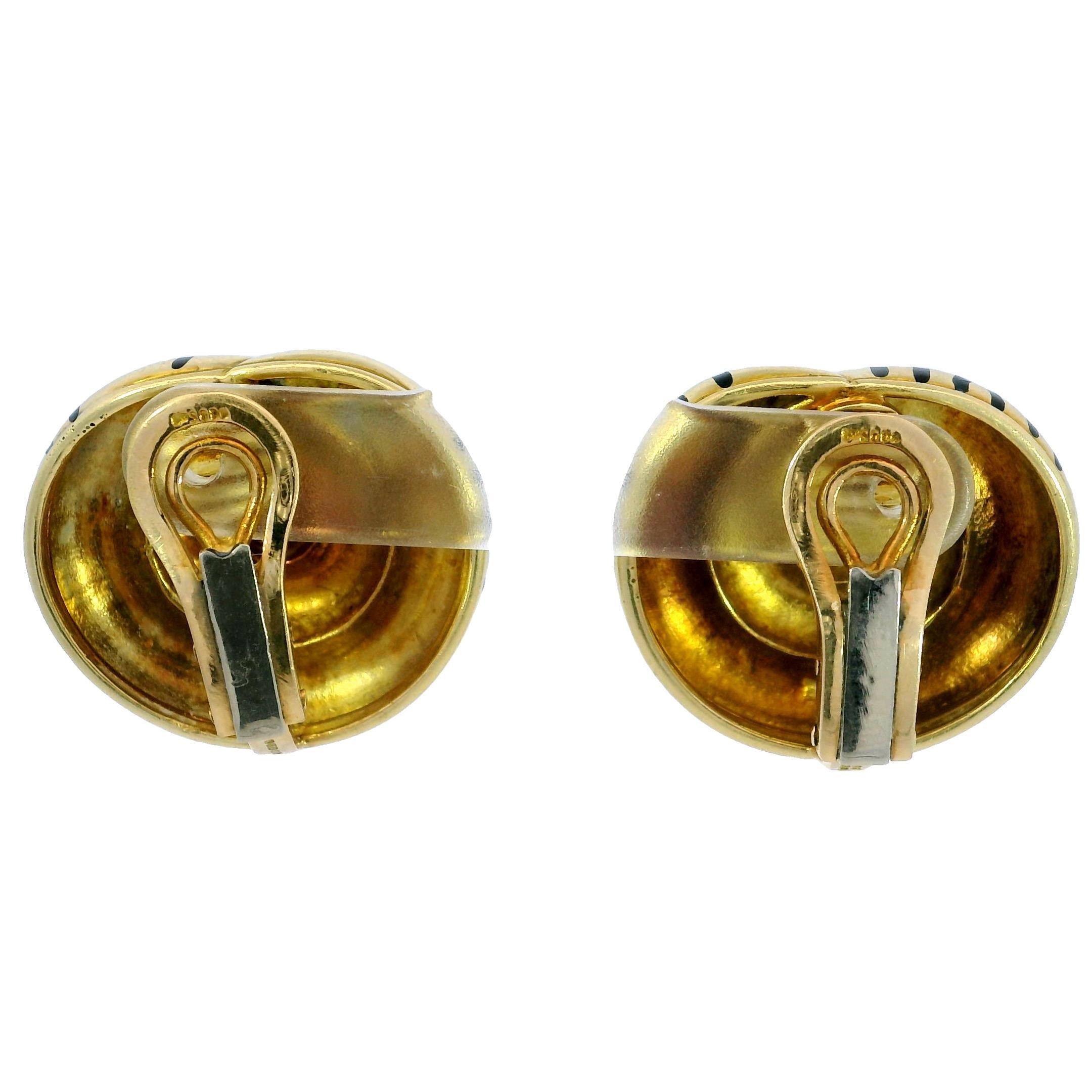 Boucles d'oreilles en émail Elizabeth Gage Fermeture à clip en forme de tourbillon noir 1970 Or jaune 18K en vente 1