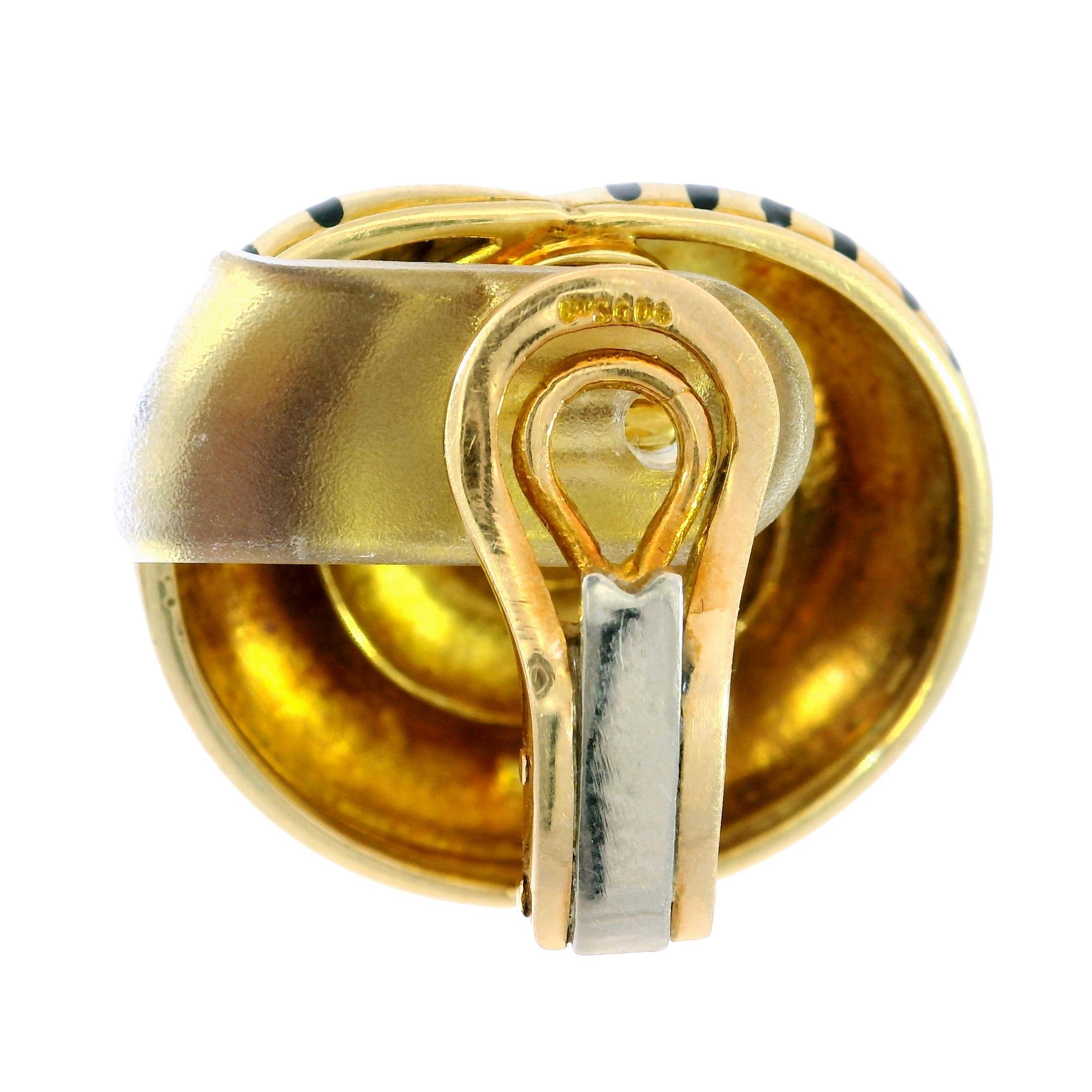 Boucles d'oreilles en émail Elizabeth Gage Fermeture à clip en forme de tourbillon noir 1970 Or jaune 18K Pour femmes en vente