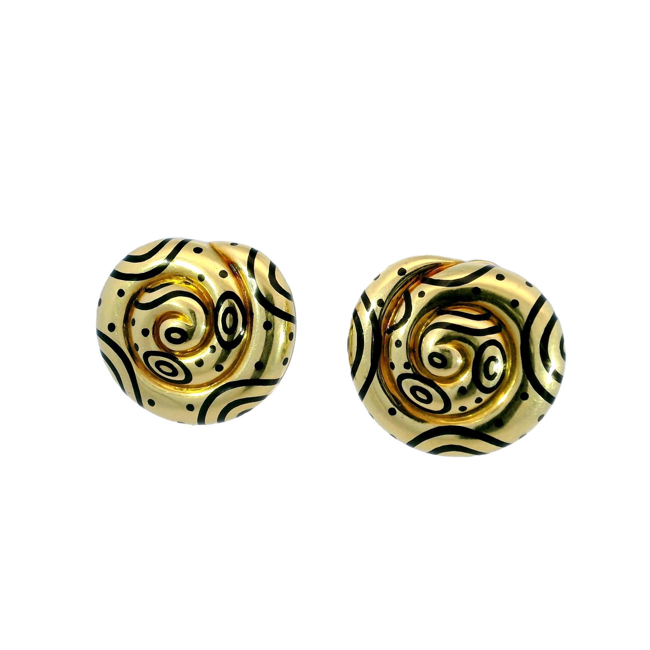 Boucles d'oreilles en émail Elizabeth Gage Fermeture à clip en forme de tourbillon noir 1970 Or jaune 18K en vente 2