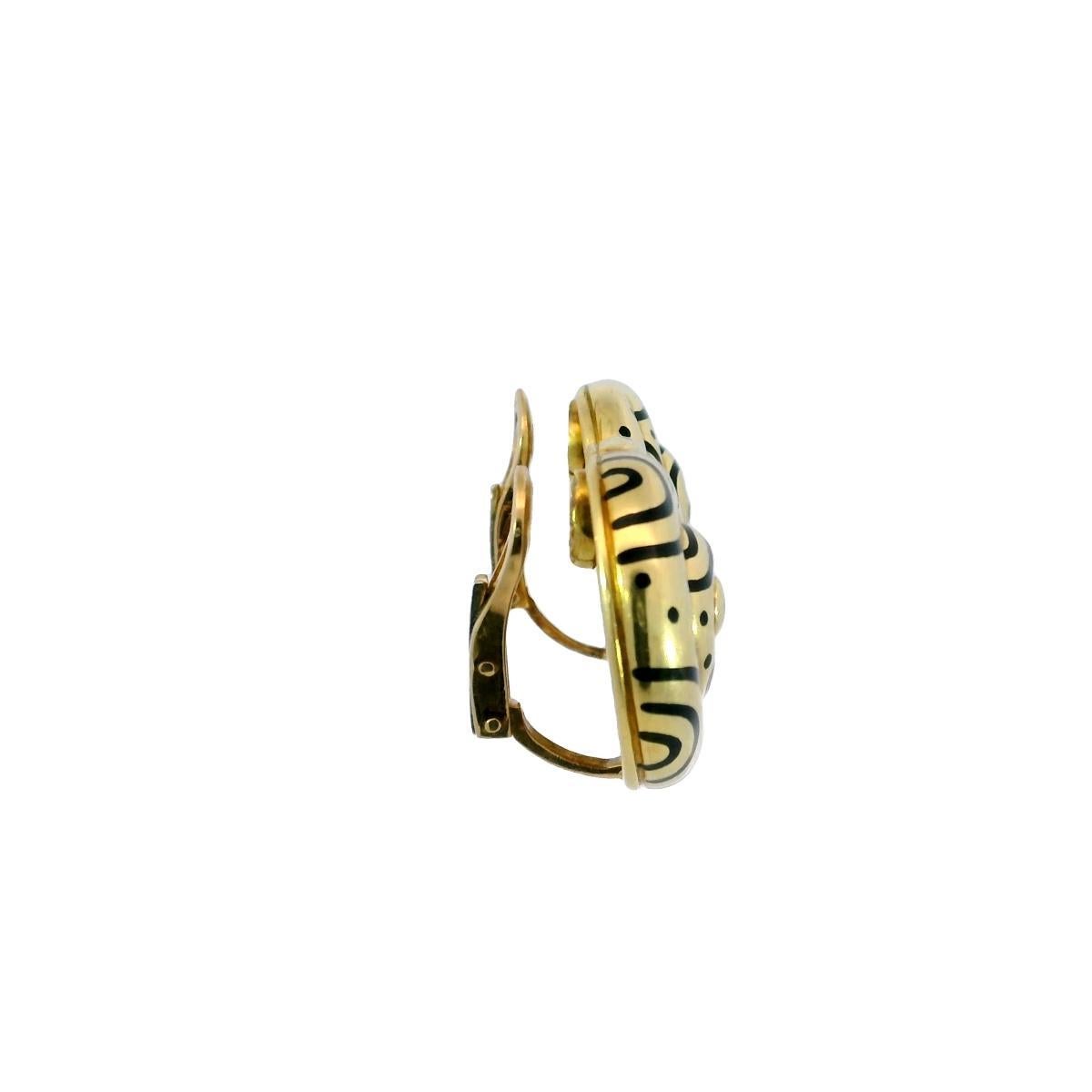 Boucles d'oreilles en émail Elizabeth Gage Fermeture à clip en forme de tourbillon noir 1970 Or jaune 18K en vente 5