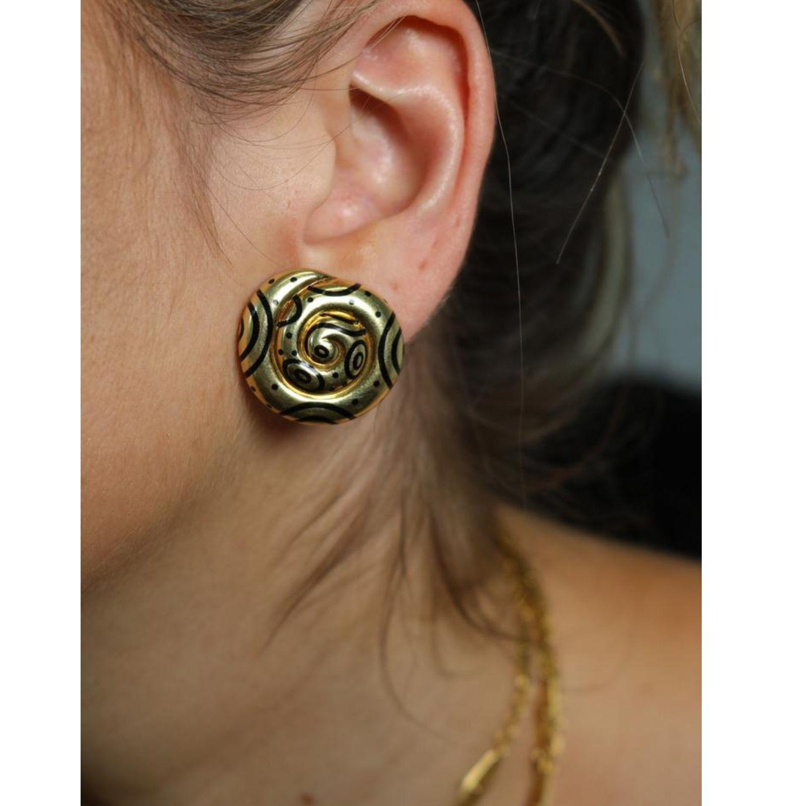 Boucles d'oreilles en émail Elizabeth Gage Fermeture à clip en forme de tourbillon noir 1970 Or jaune 18K en vente 7