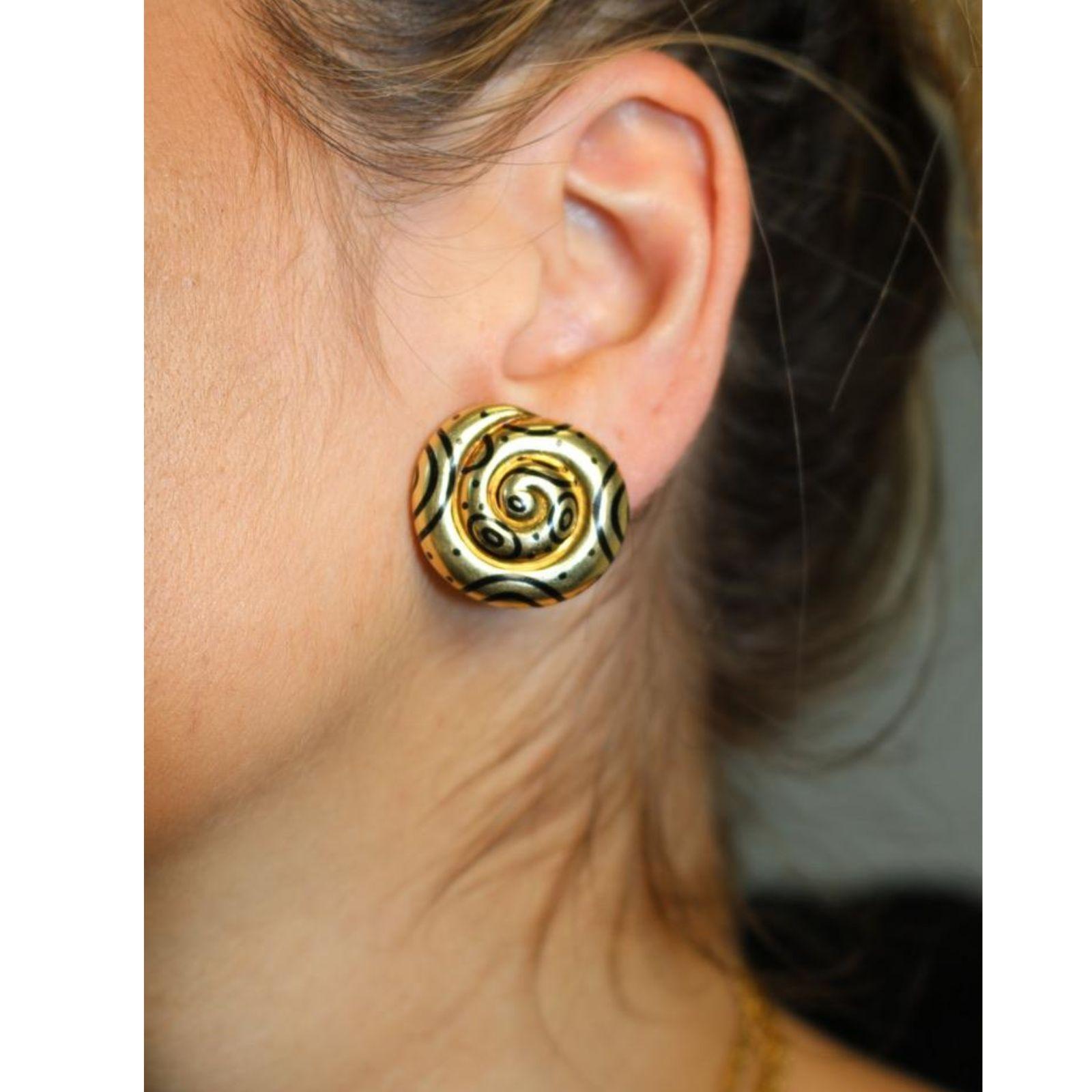 Moderne Boucles d'oreilles en émail Elizabeth Gage Fermeture à clip en forme de tourbillon noir 1970 Or jaune 18K en vente