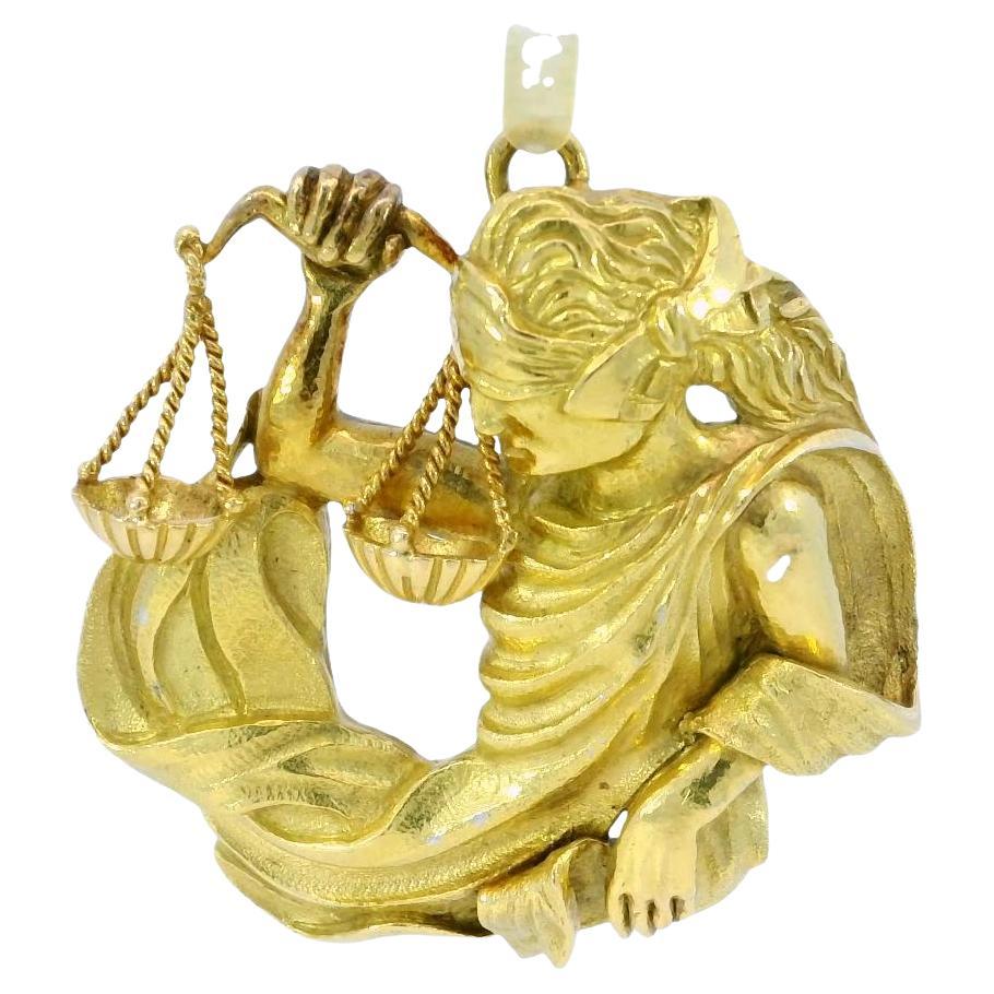 David Webb Ciondolo "Lady Justice" in oro giallo e bianco 18 carati in vendita