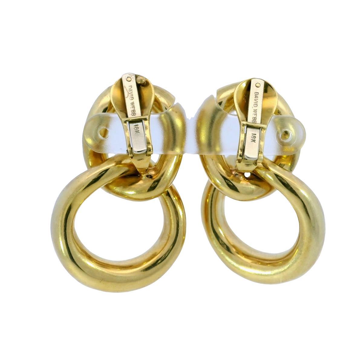 David Webb Boucles d'oreilles Doorknocker Double Hoop Or jaune 18K

Expression audacieuse de la forme et de l'élégance, ces boucles d'oreilles en or jaune 18 carats de David Webb présentent un motif emblématique de boucles entrelacées,